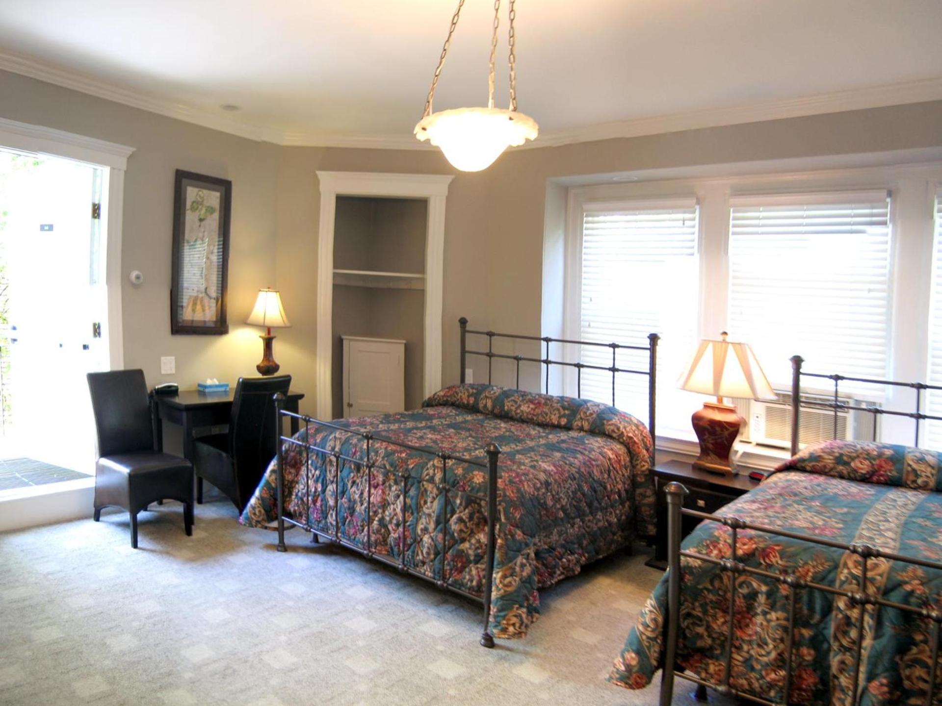 Longwood Inn photo 20