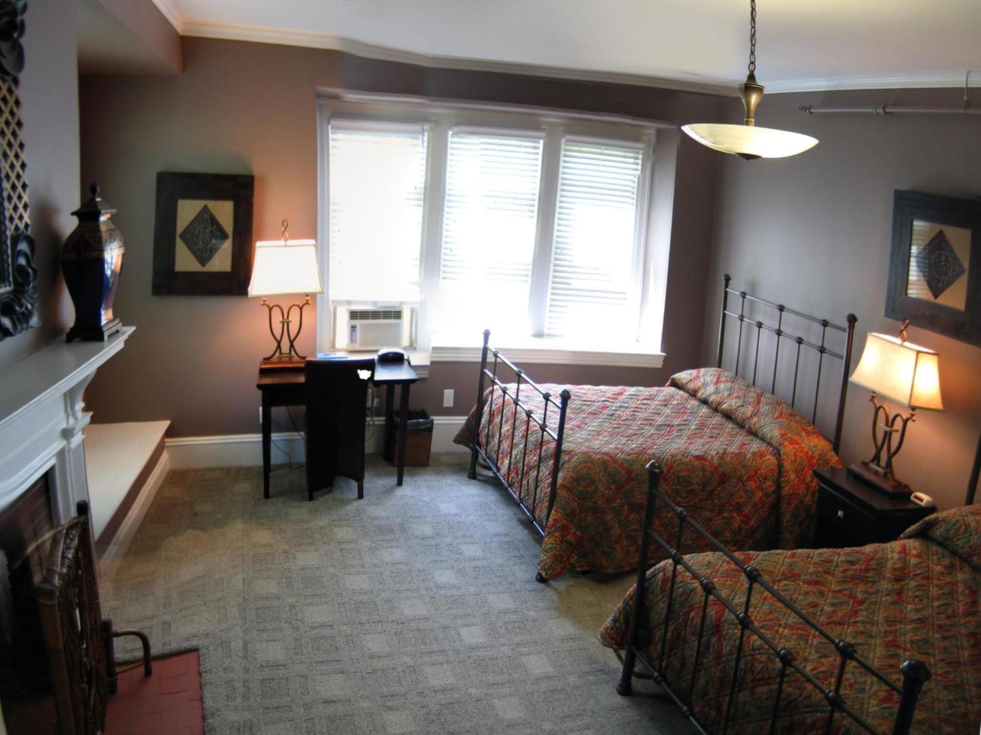 Longwood Inn photo 23
