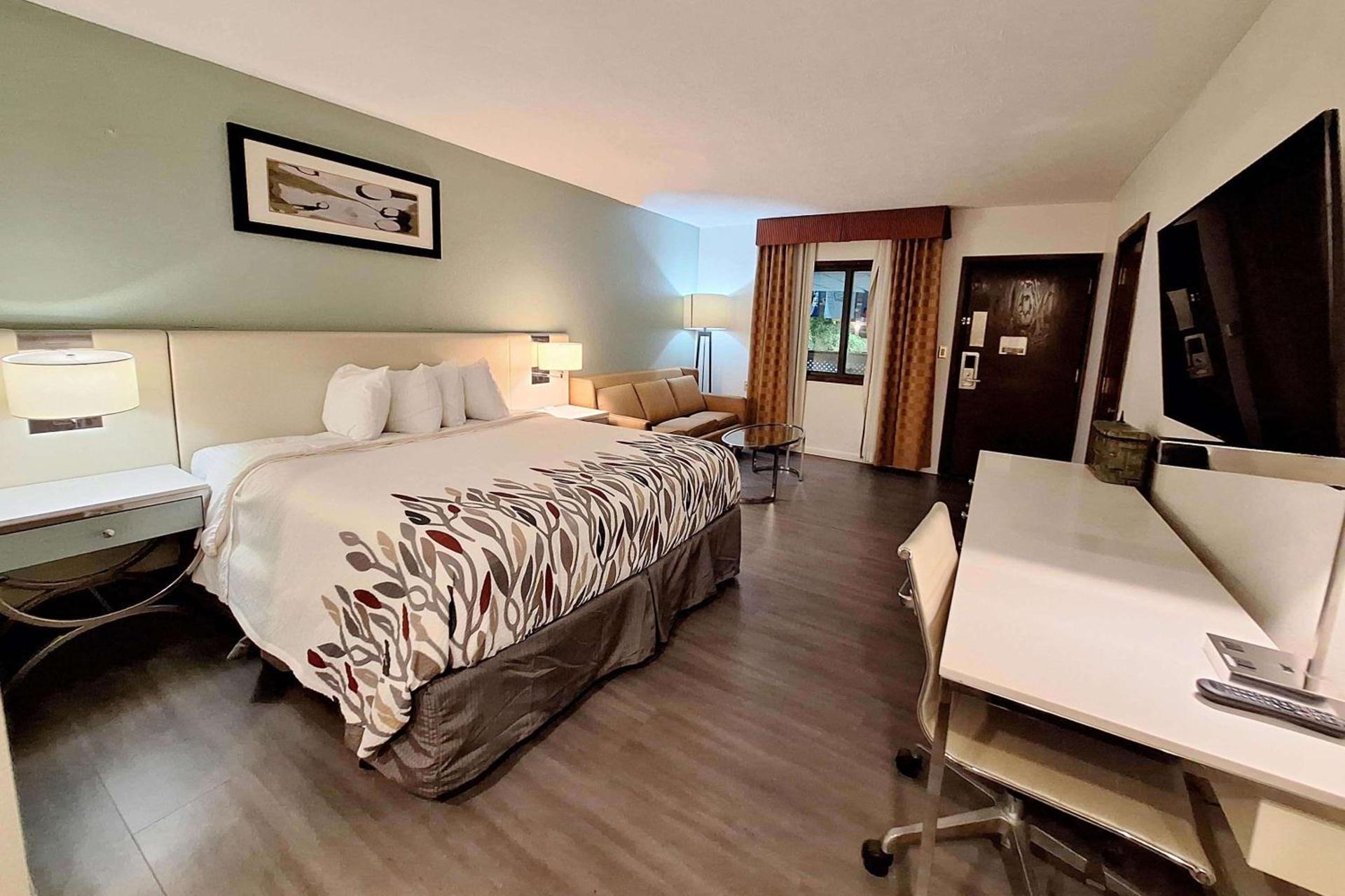 Travelodge by Wyndham Indianapolis Speedway photo 40