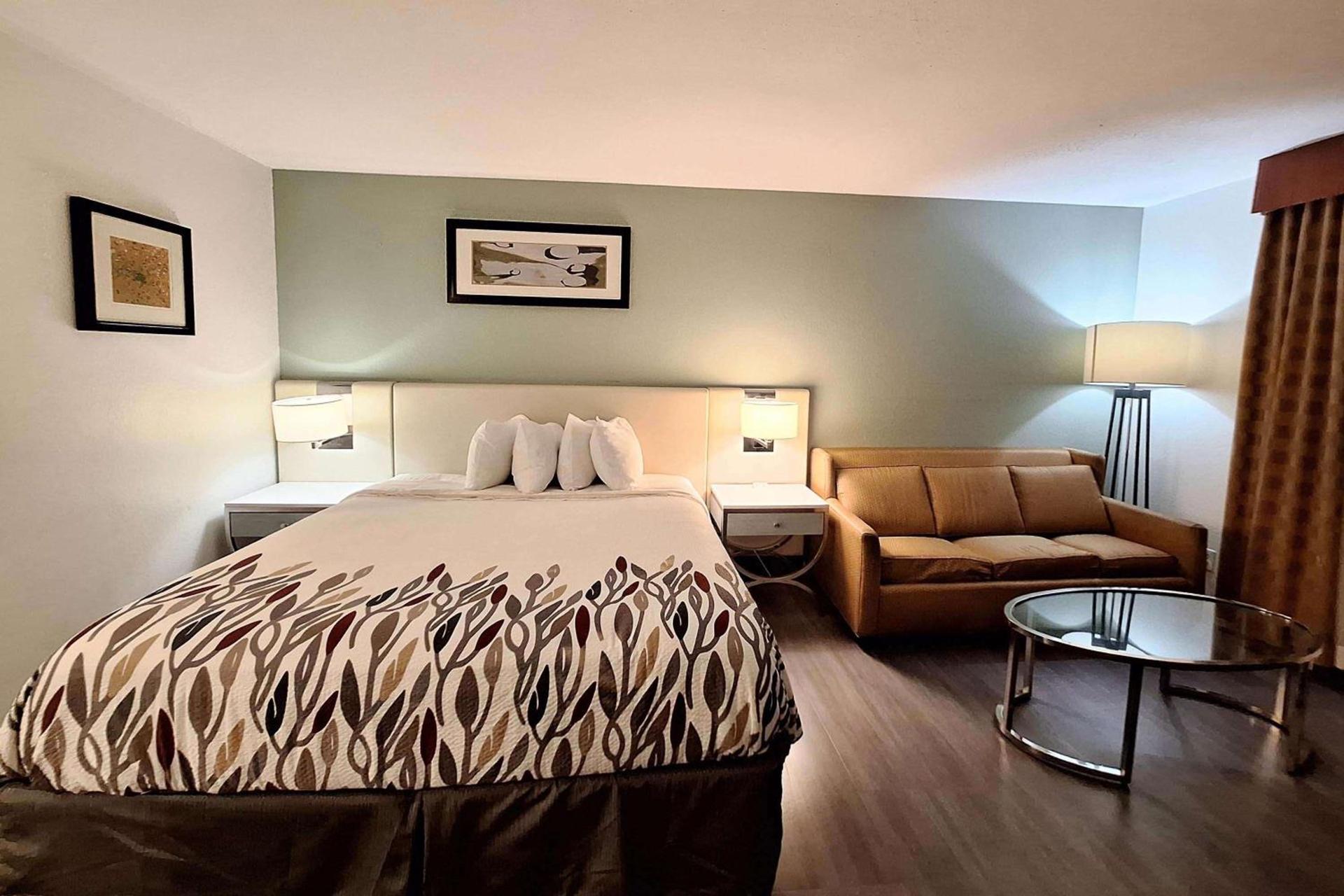Travelodge by Wyndham Indianapolis Speedway photo 43