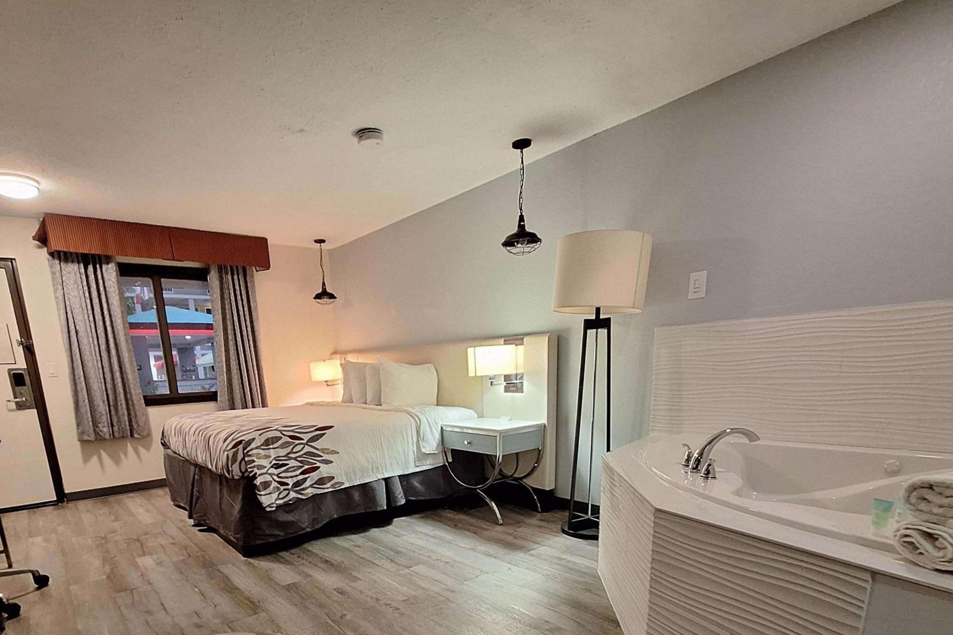 Travelodge by Wyndham Indianapolis Speedway photo 37