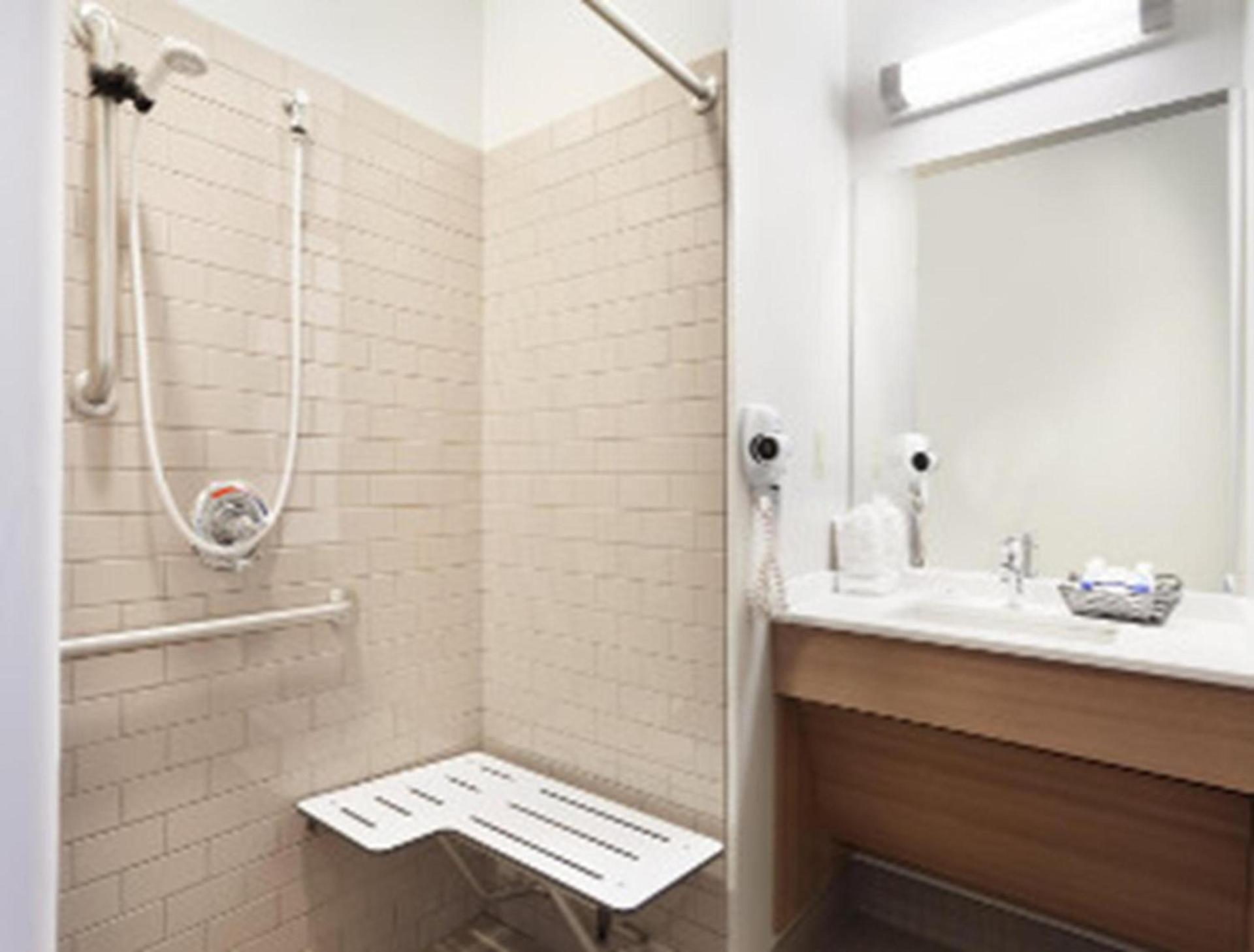 Microtel Inn & Suites by Wyndham Altoona photo 5