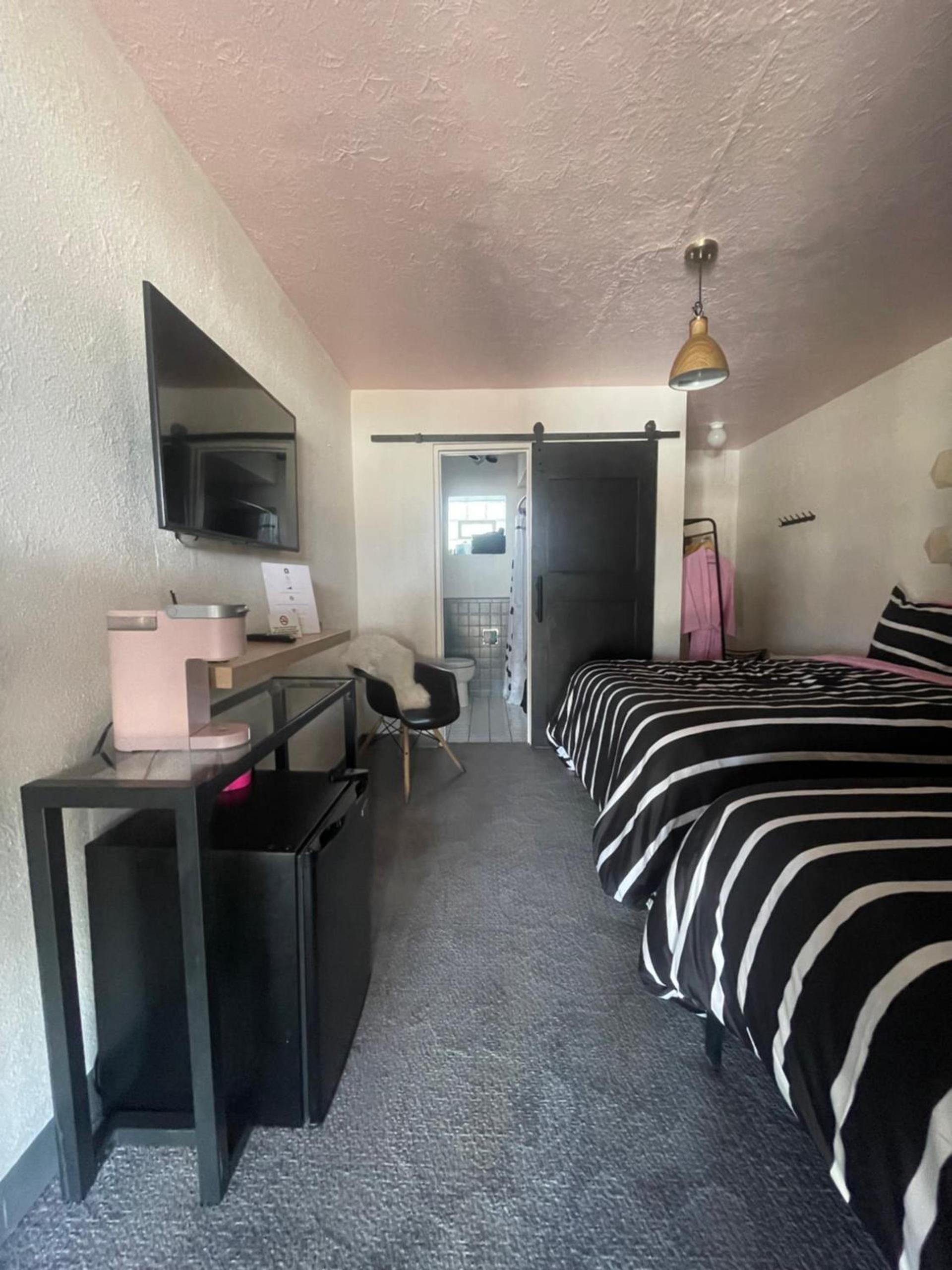 Rainbow Motel photo 94