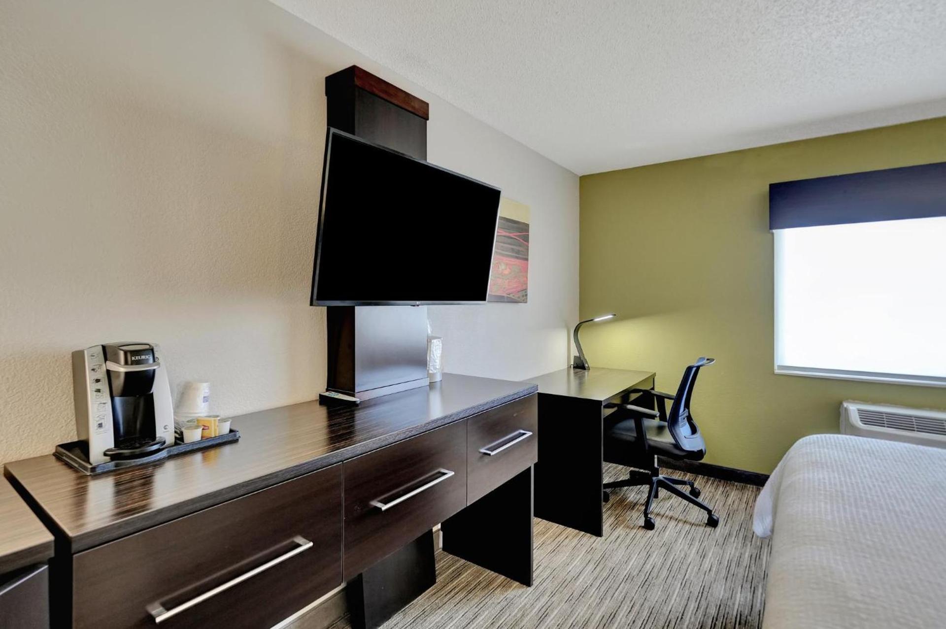 Holiday Inn Express Hotel & Suites Beatrice by IHG photo 39