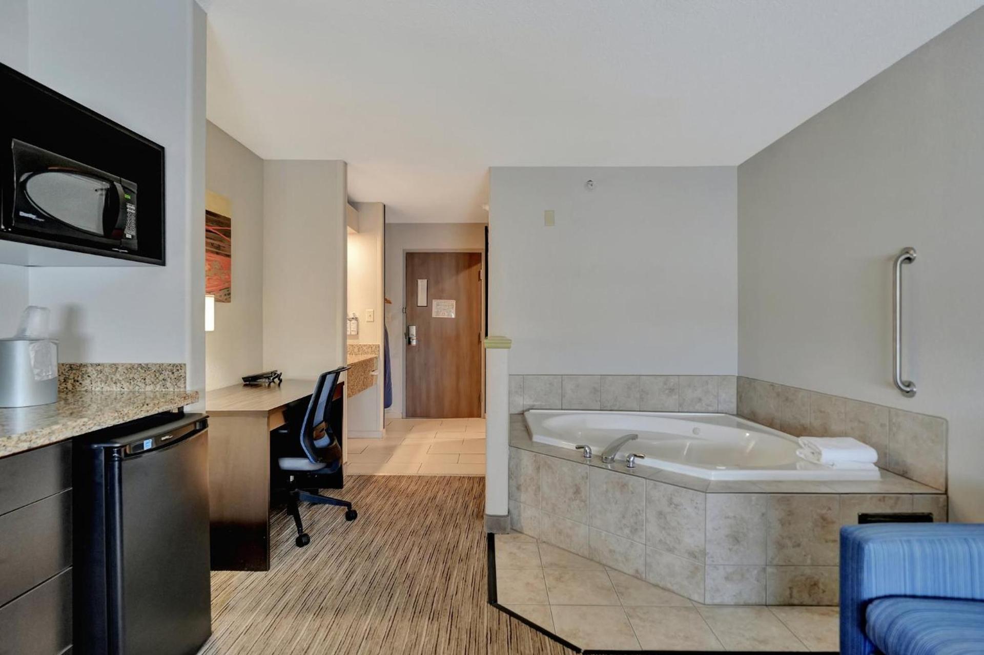 Holiday Inn Express Hotel & Suites Beatrice by IHG photo 16