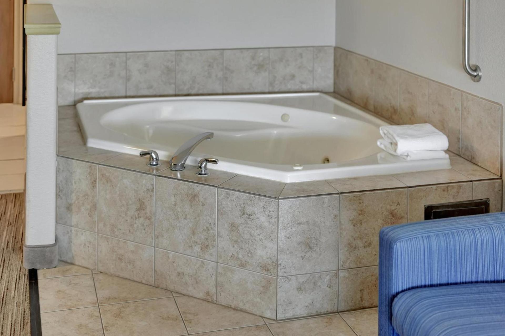Holiday Inn Express Hotel & Suites Beatrice by IHG photo 18