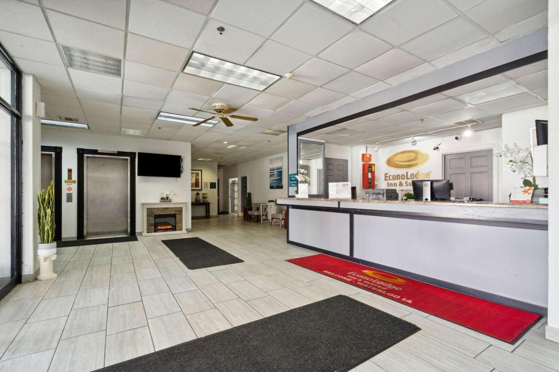 Econo Lodge Inn & Suites Waterloo Downtown photo 3