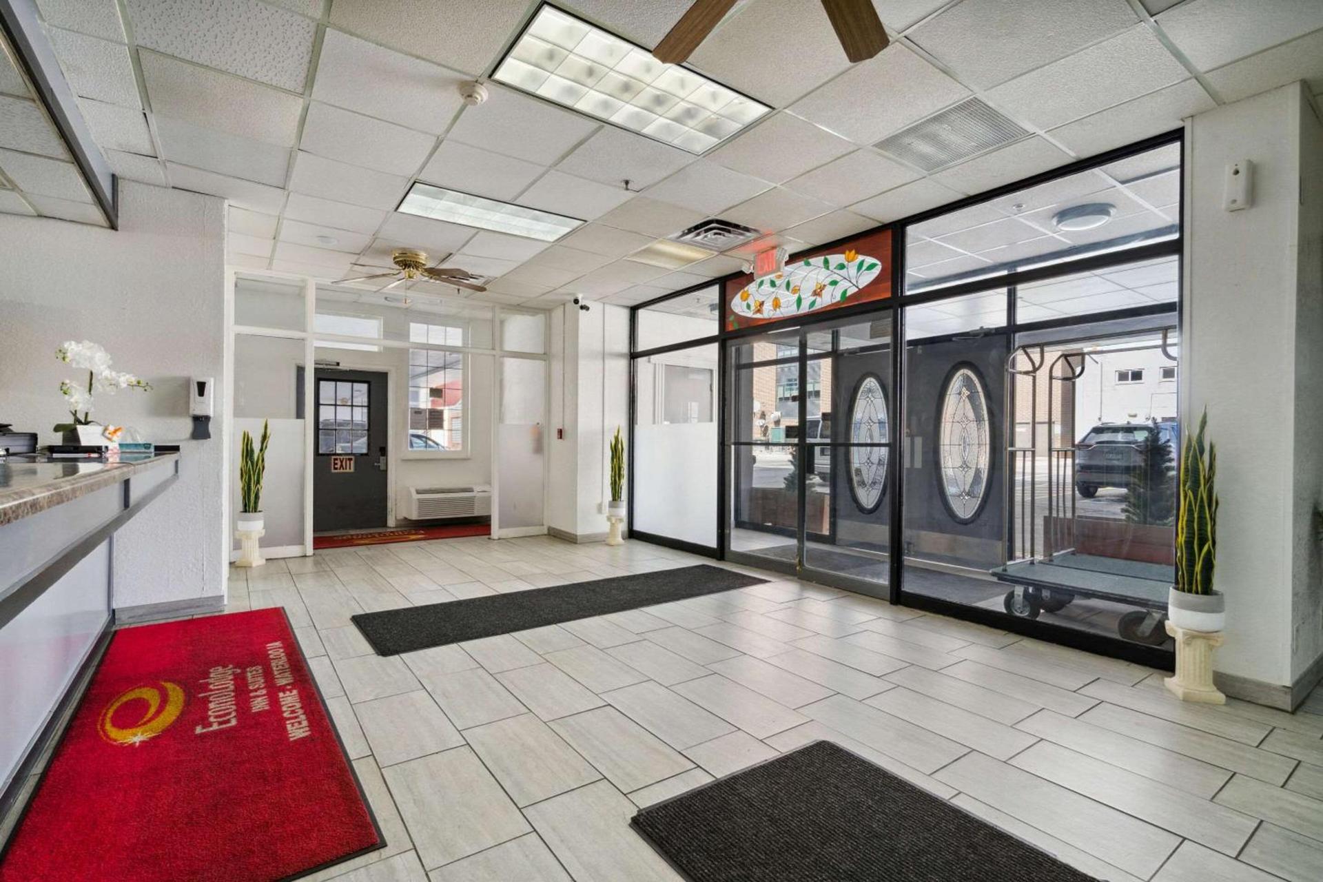 Econo Lodge Inn & Suites Waterloo Downtown photo 4