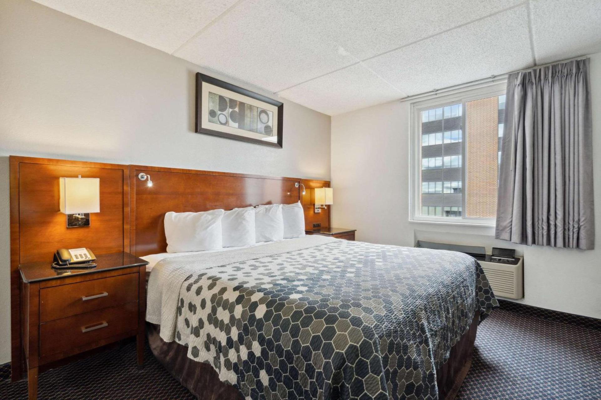 Econo Lodge Inn & Suites Waterloo Downtown photo 5