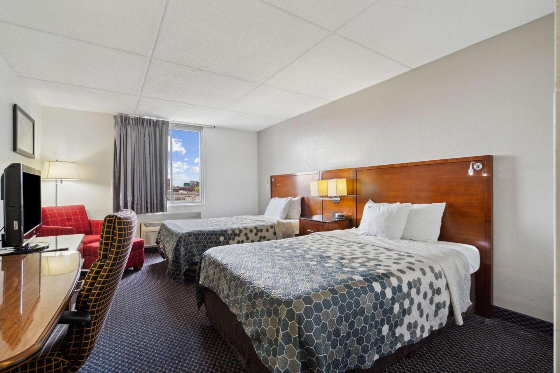 Econo Lodge Inn & Suites Waterloo Downtown photo 6