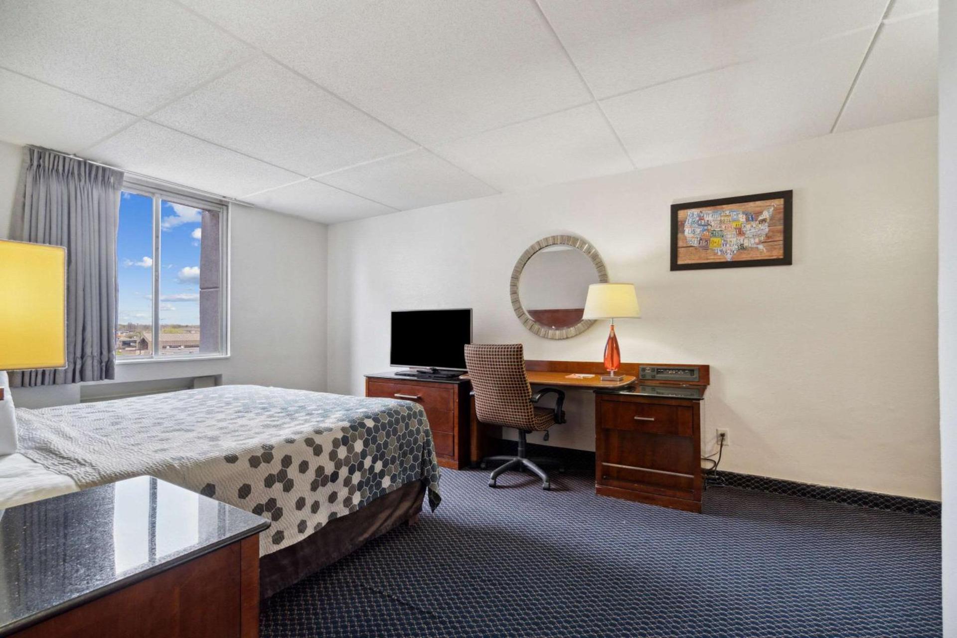 Econo Lodge Inn & Suites Waterloo Downtown photo 7