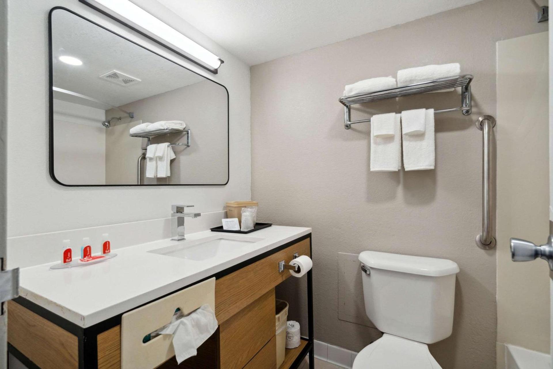 Econo Lodge Inn & Suites Waterloo Downtown photo 8