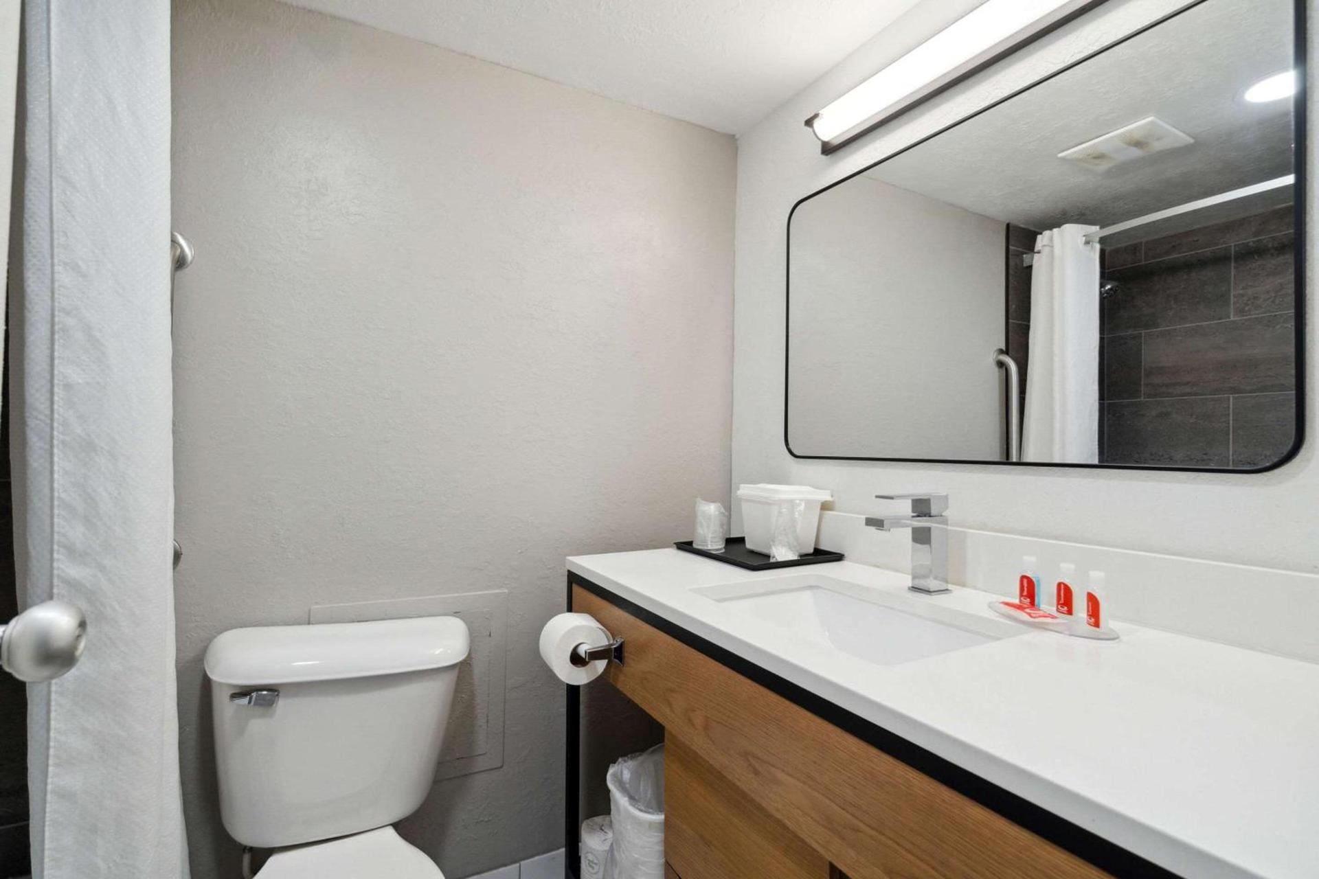 Econo Lodge Inn & Suites Waterloo Downtown photo 10
