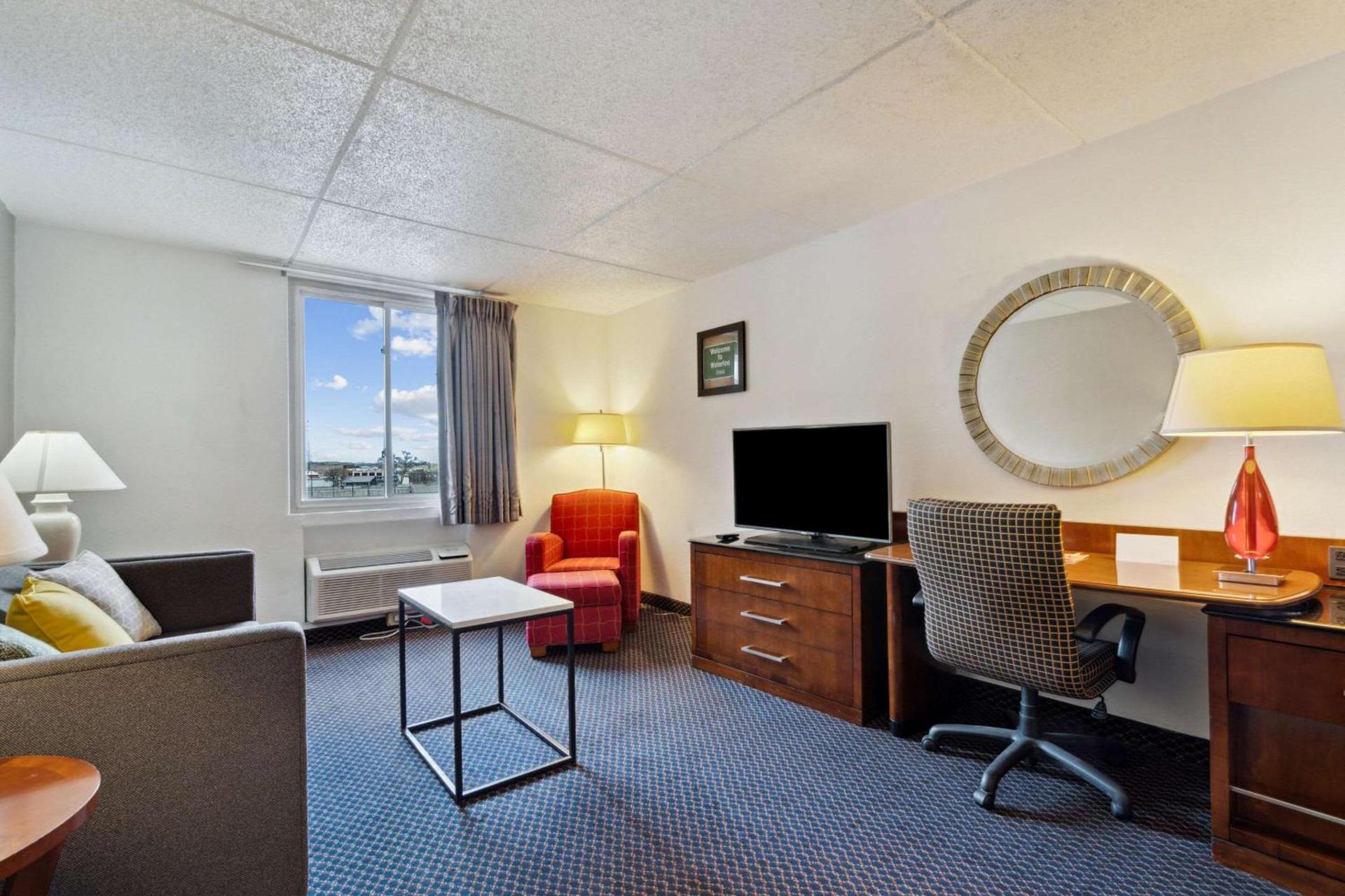 Econo Lodge Inn & Suites Waterloo Downtown photo 11