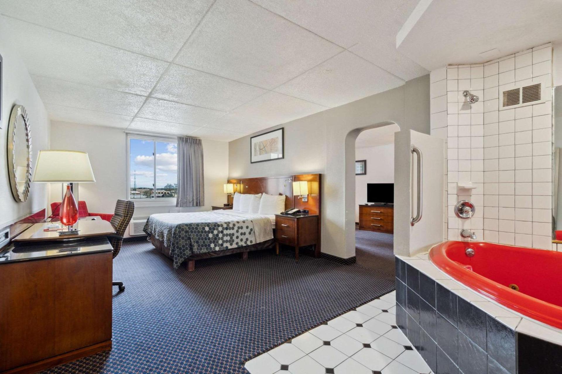Econo Lodge Inn & Suites Waterloo Downtown photo 15