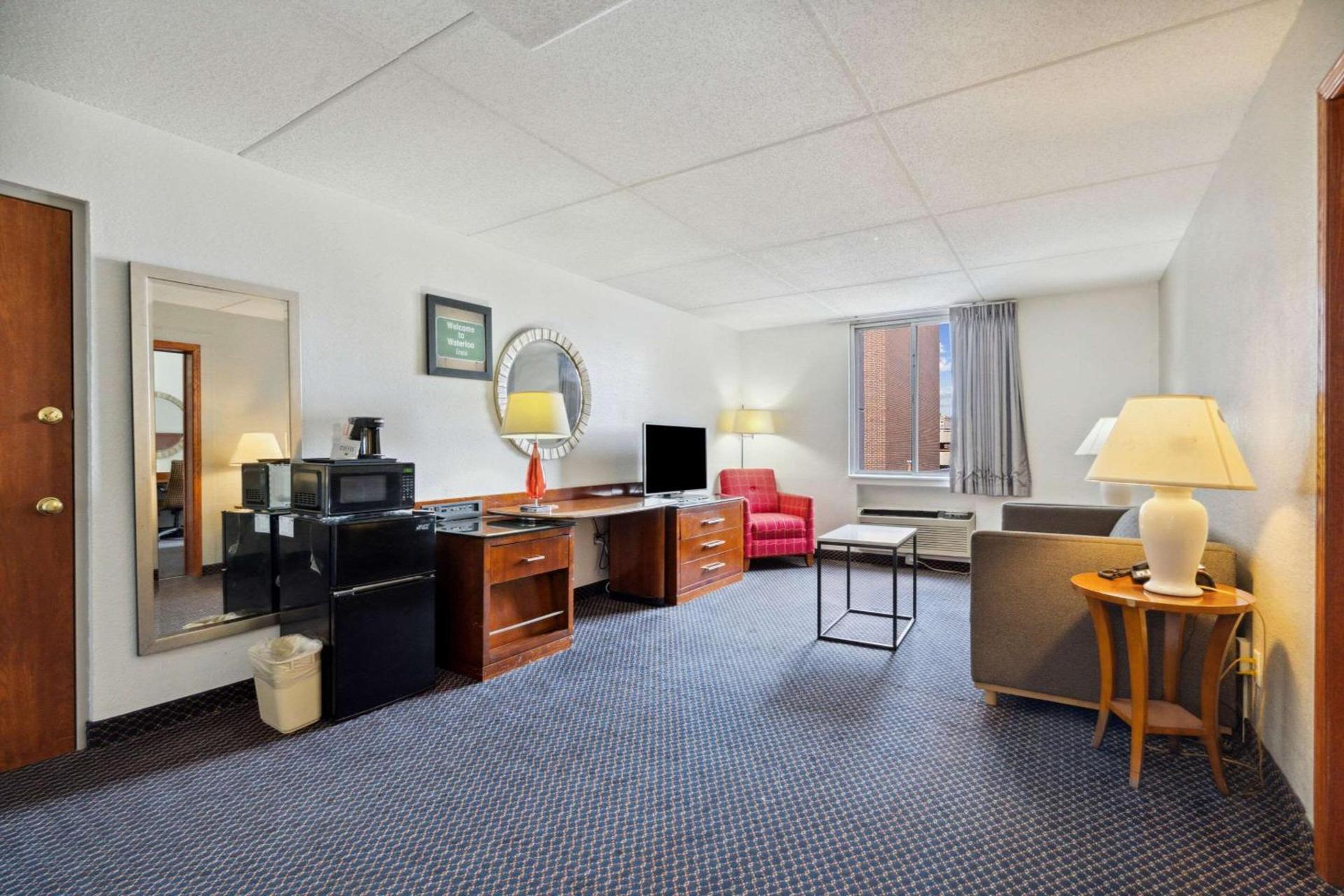 Econo Lodge Inn & Suites Waterloo Downtown photo 17