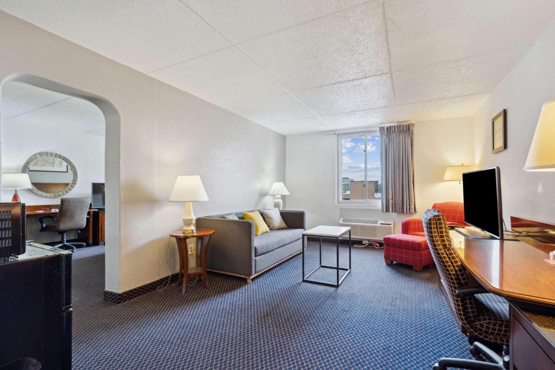 Econo Lodge Inn & Suites Waterloo Downtown photo 18