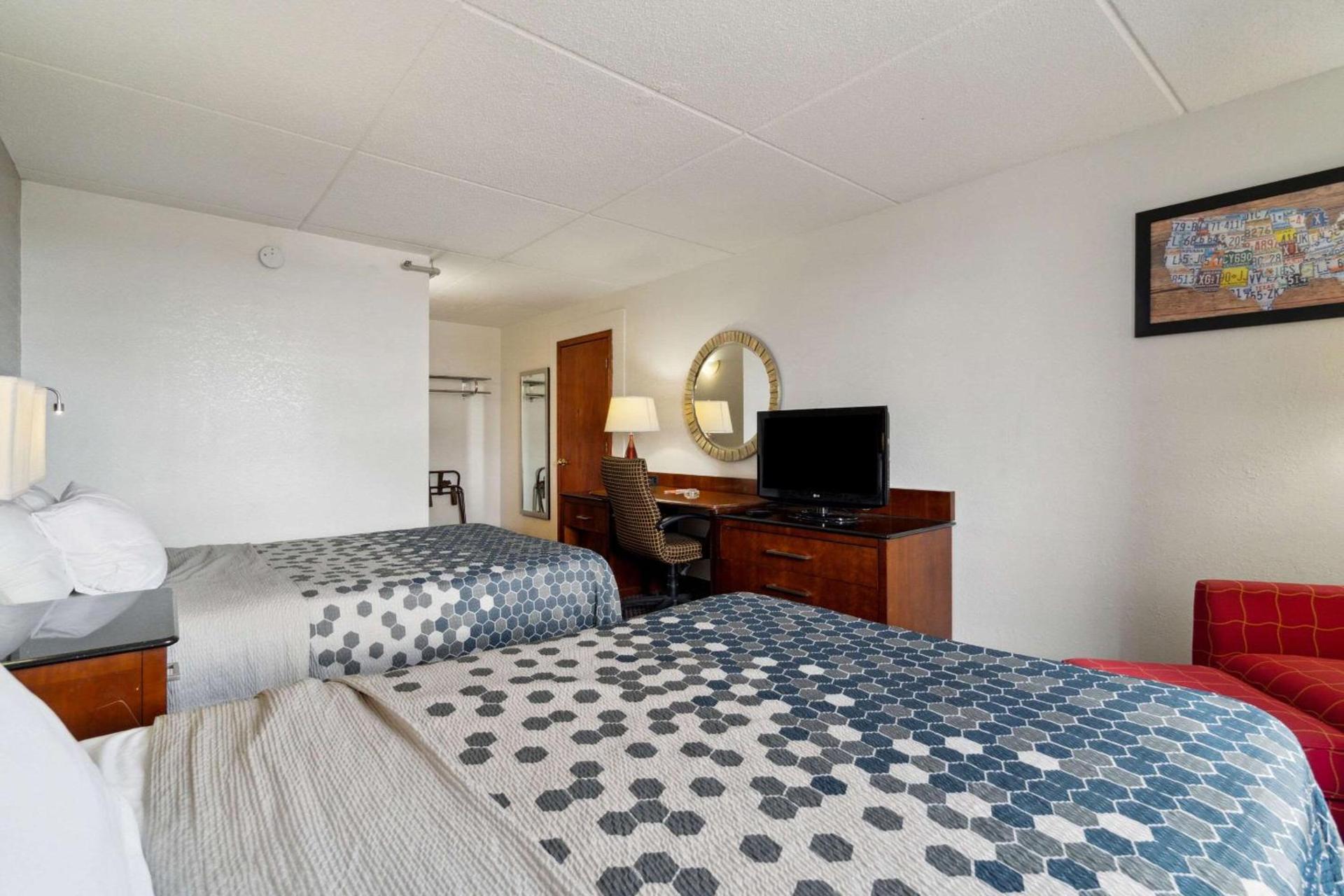 Econo Lodge Inn & Suites Waterloo Downtown photo 20