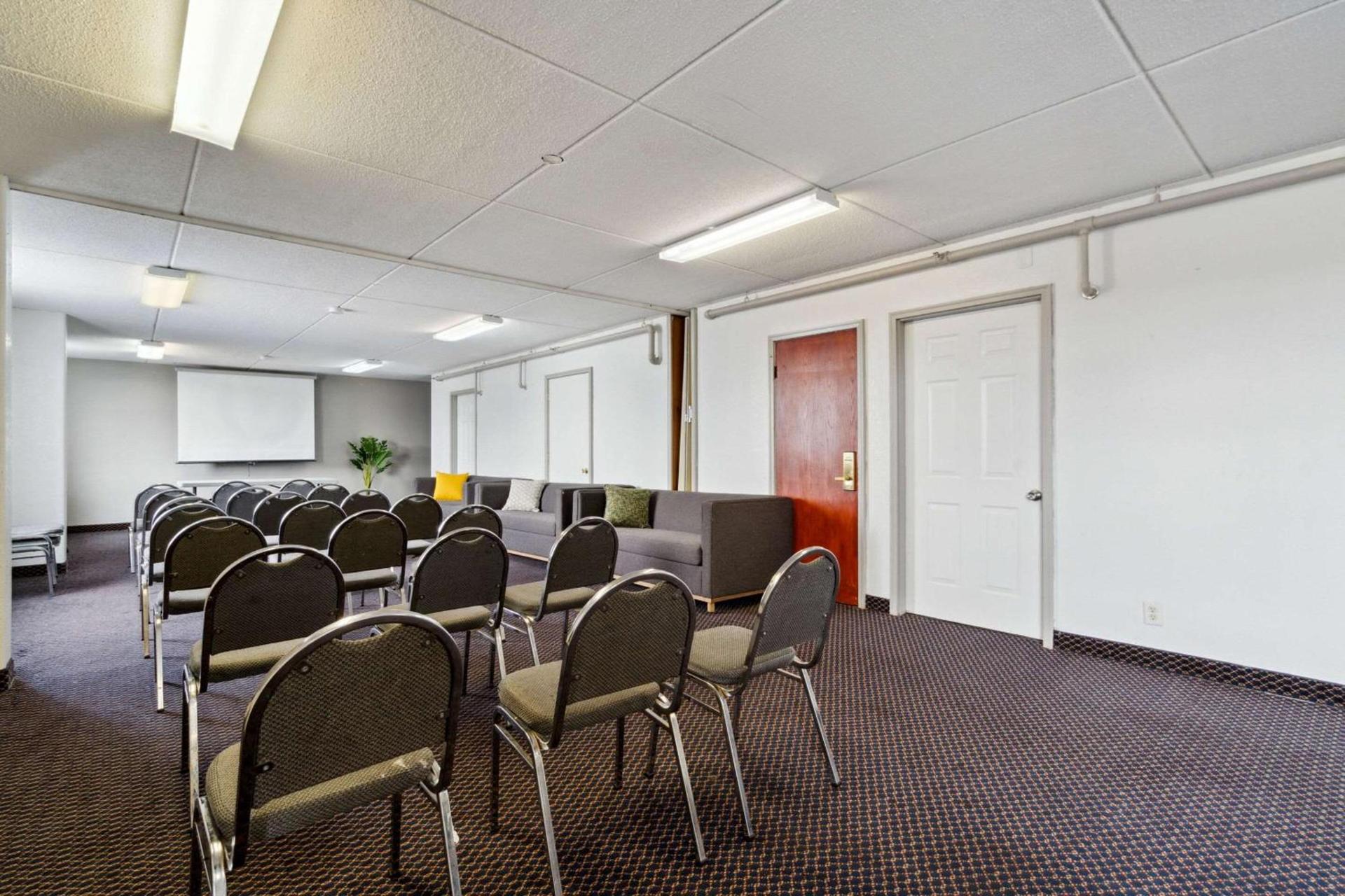 Econo Lodge Inn & Suites Waterloo Downtown photo 22