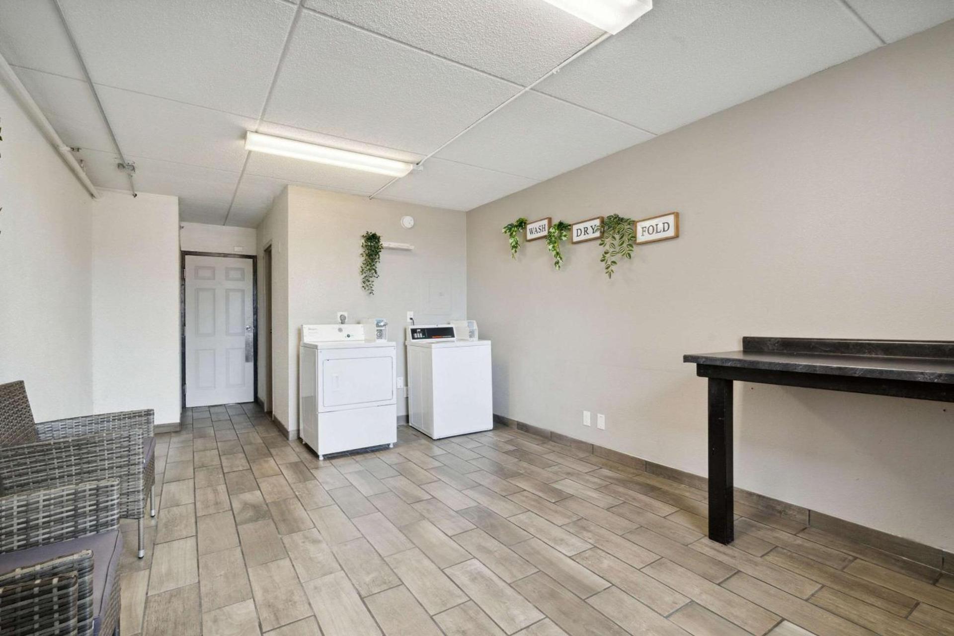 Econo Lodge Inn & Suites Waterloo Downtown photo 26