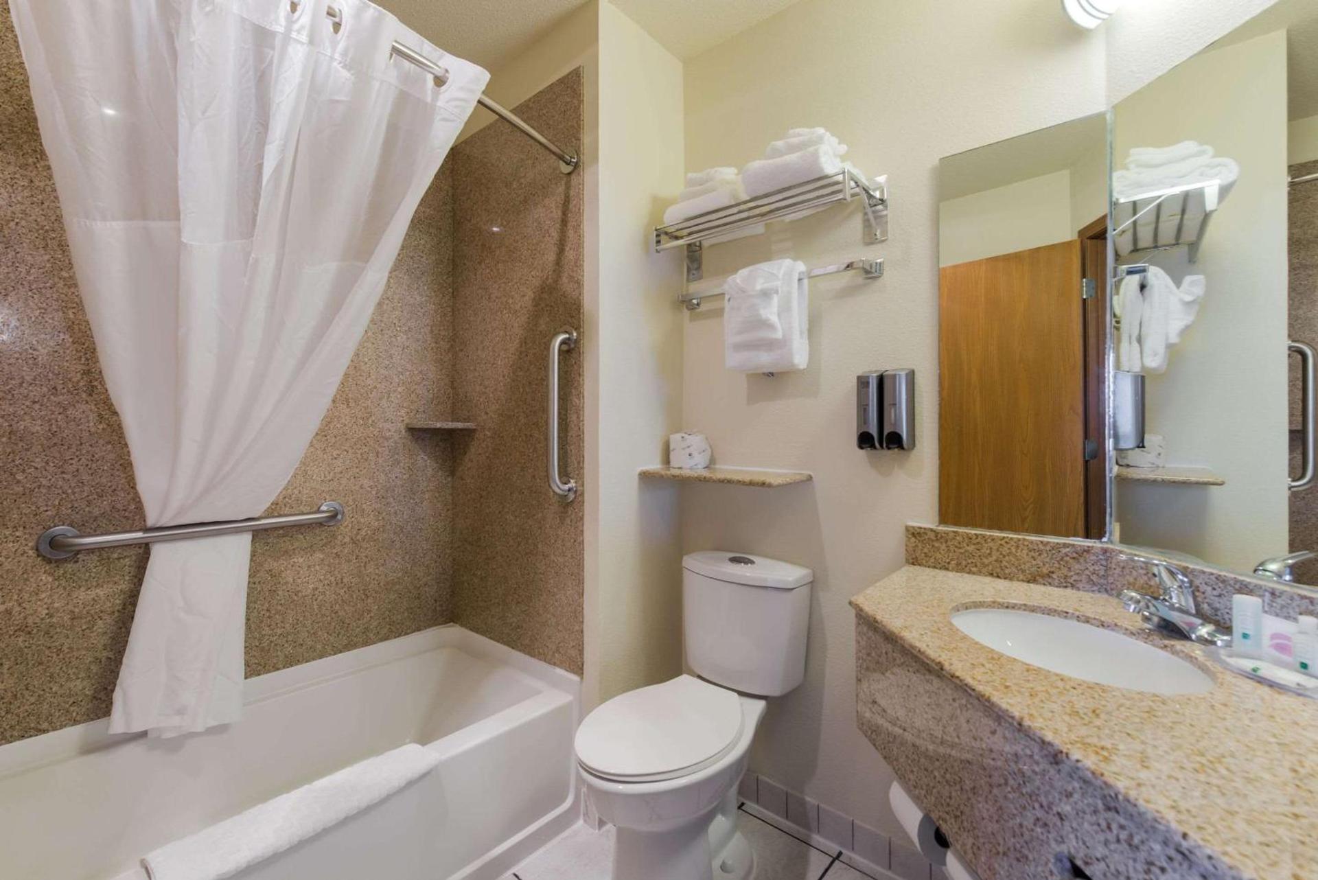 Quality Inn & Suites Red Wing photo 33