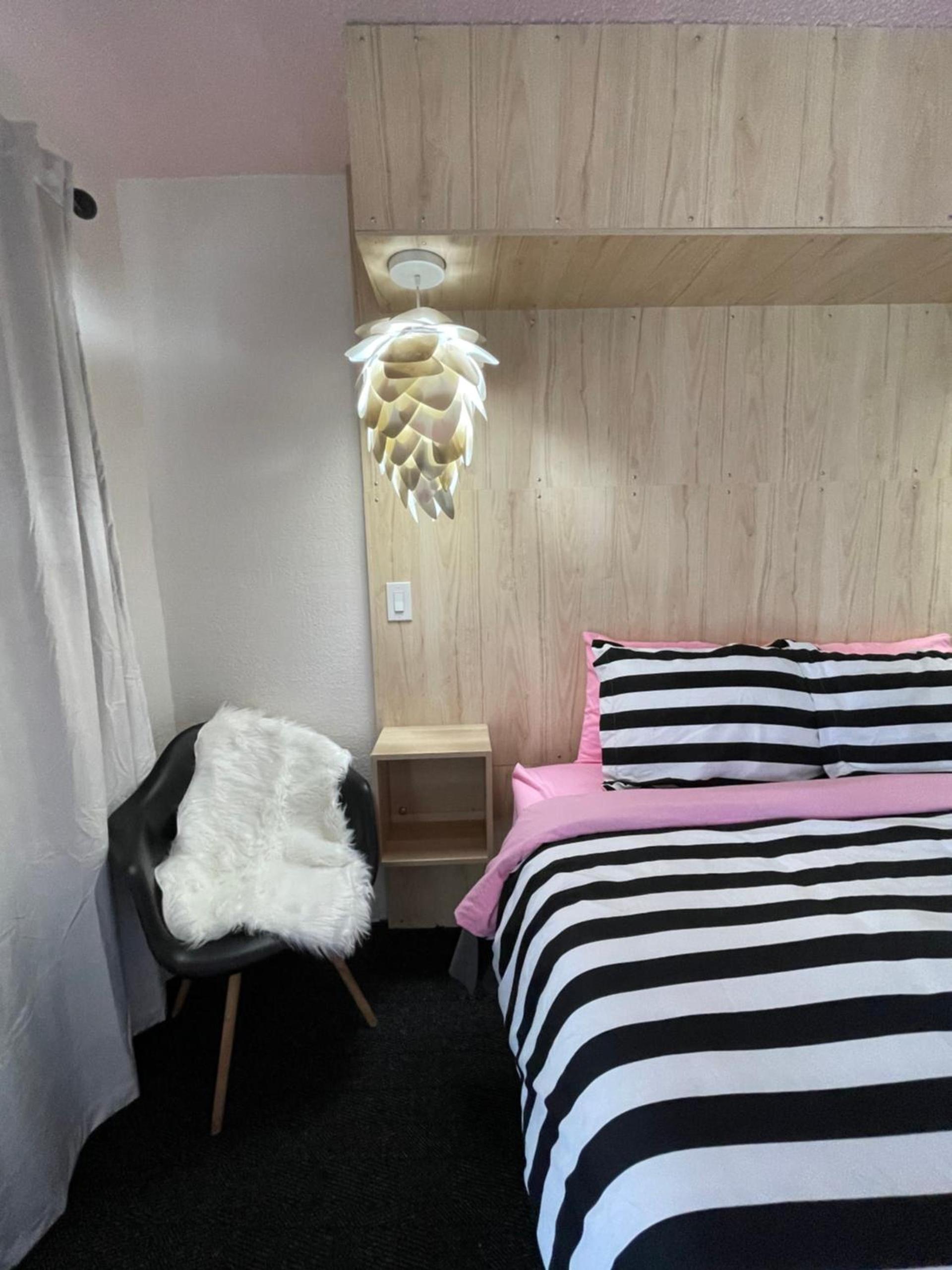Rainbow Motel photo 91