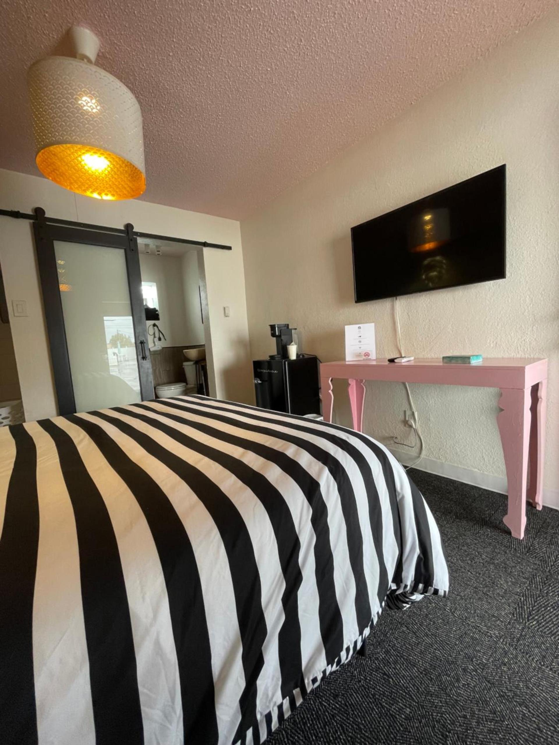 Rainbow Motel photo 90