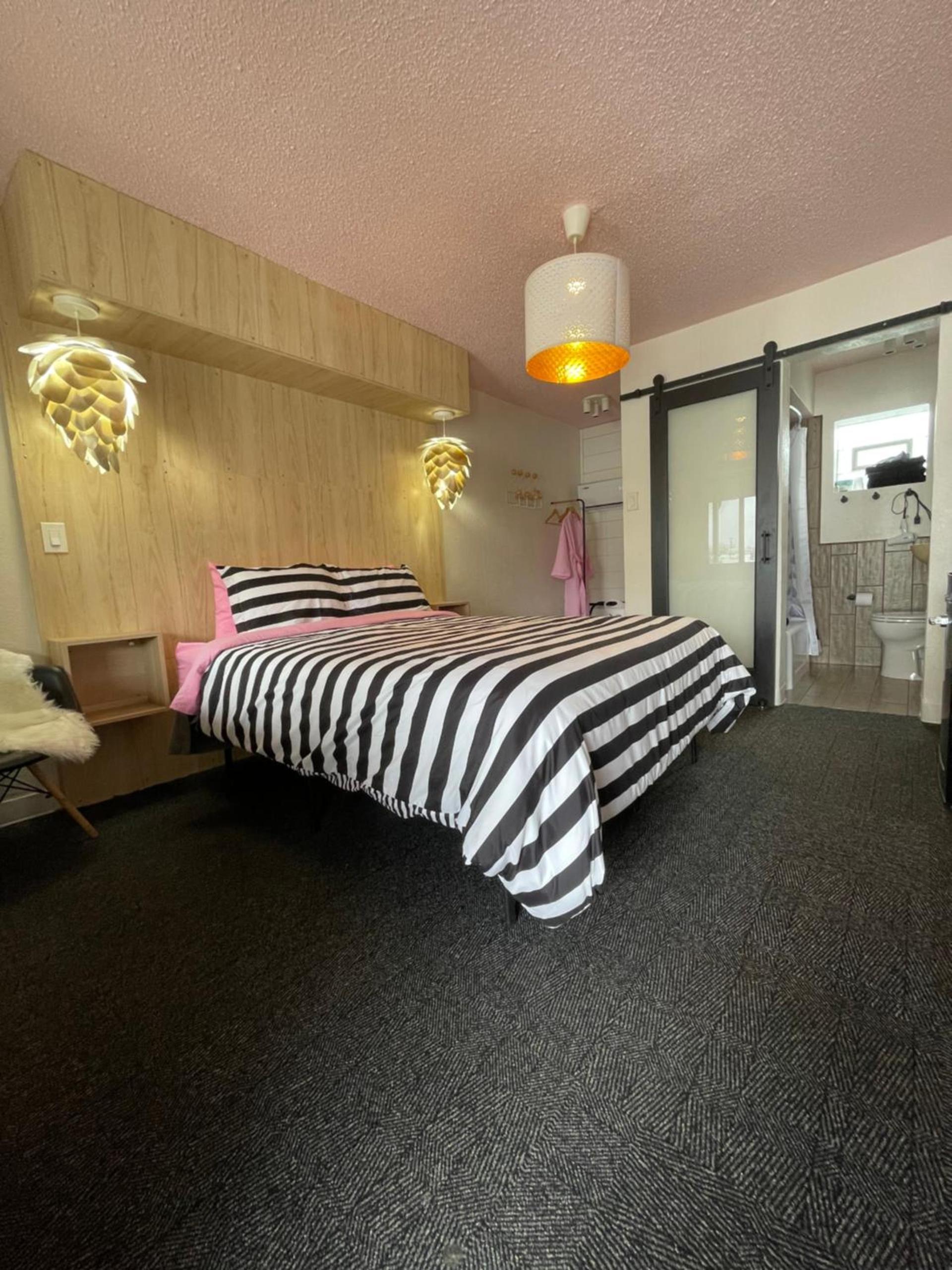 Rainbow Motel photo 86
