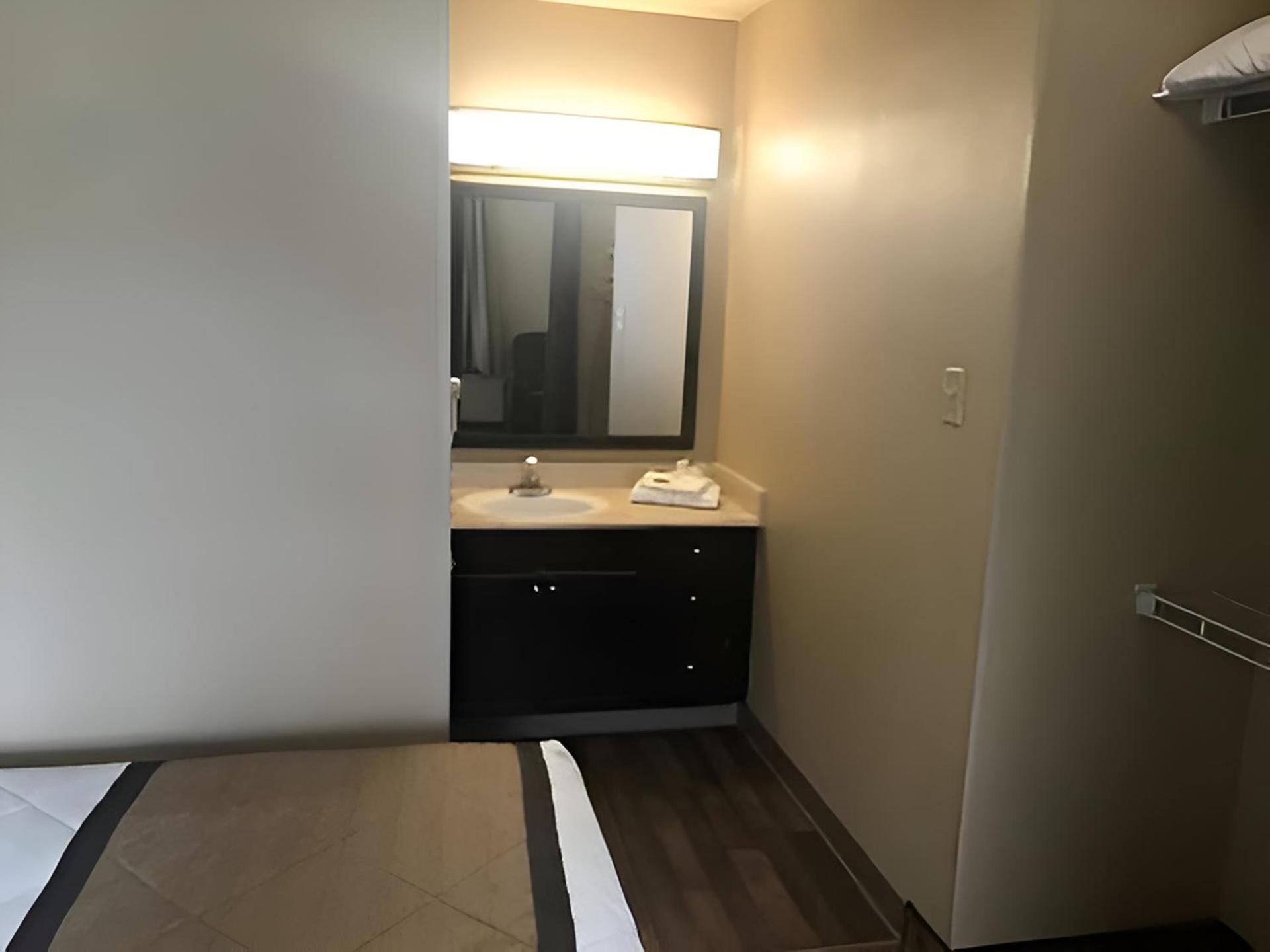 Candlewood Suites Houston Space Center - Webster photo 26