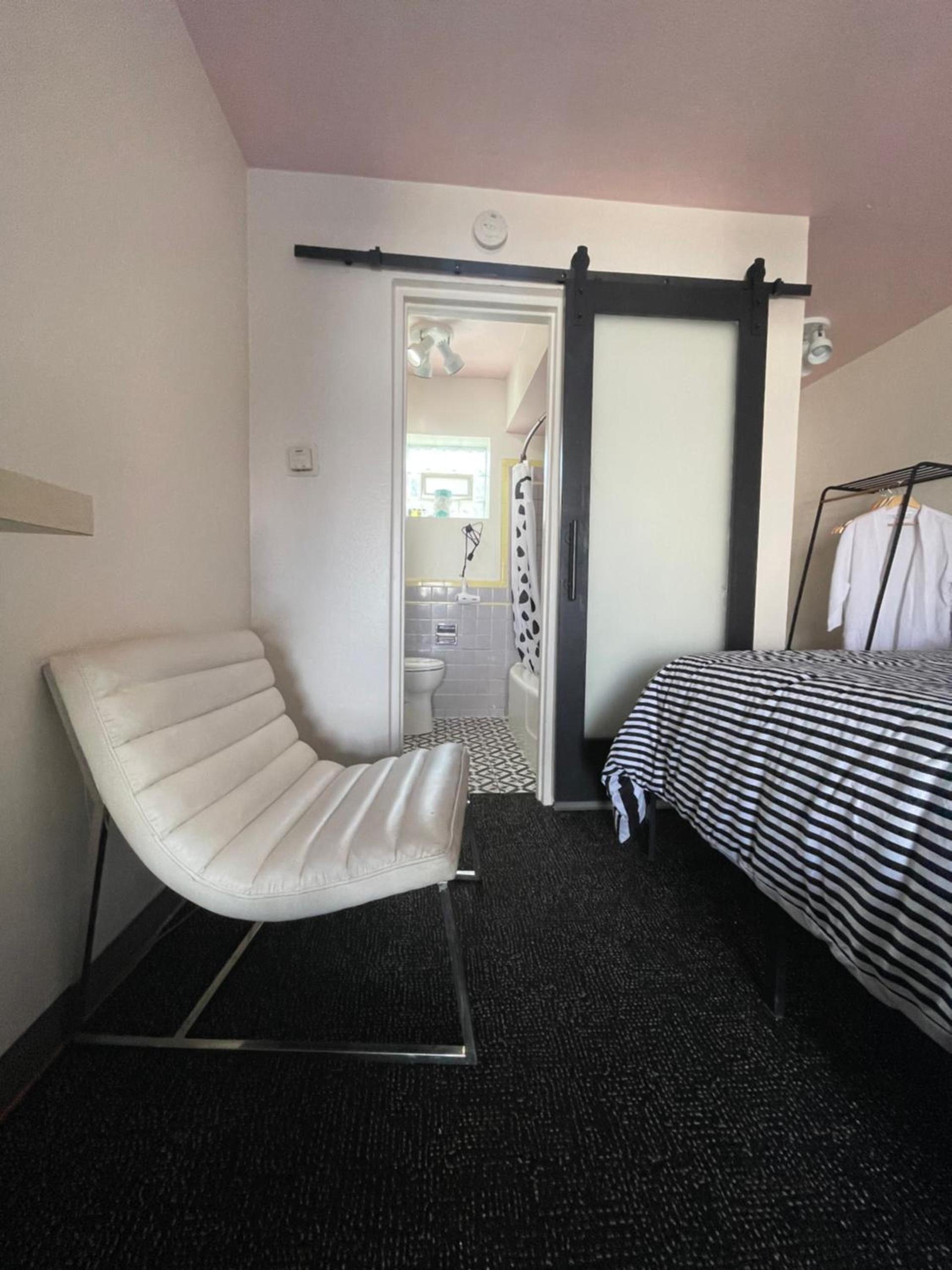 Rainbow Motel photo 67