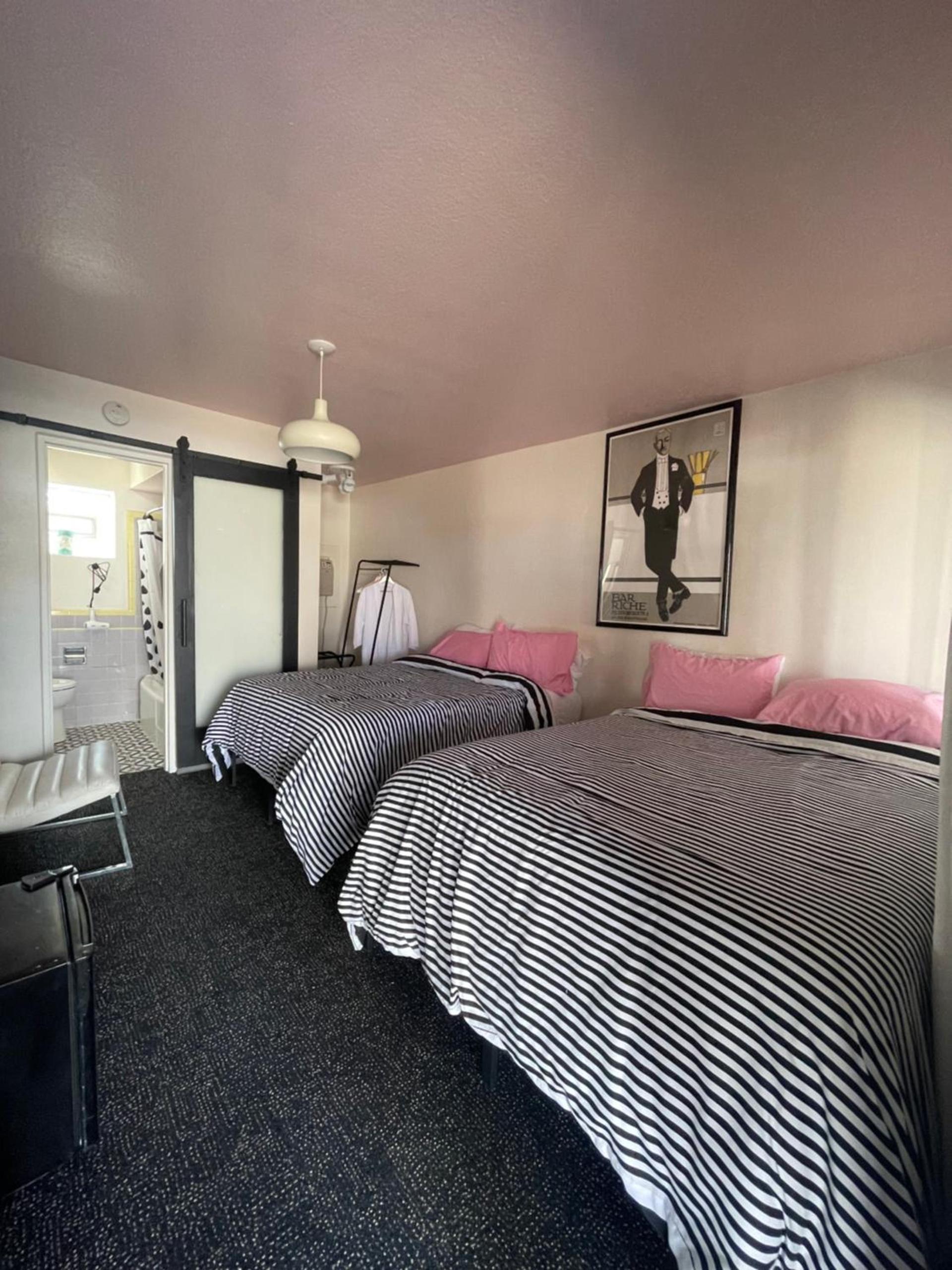 Rainbow Motel photo 69