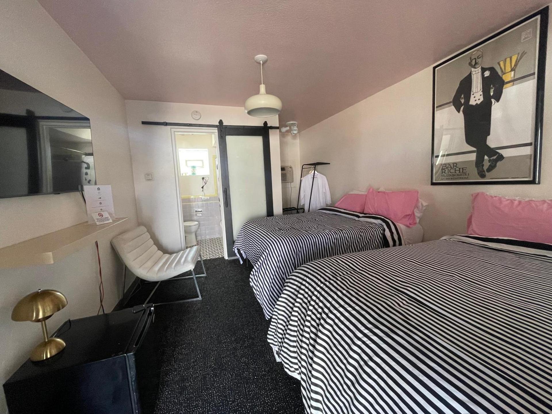 Rainbow Motel photo 66