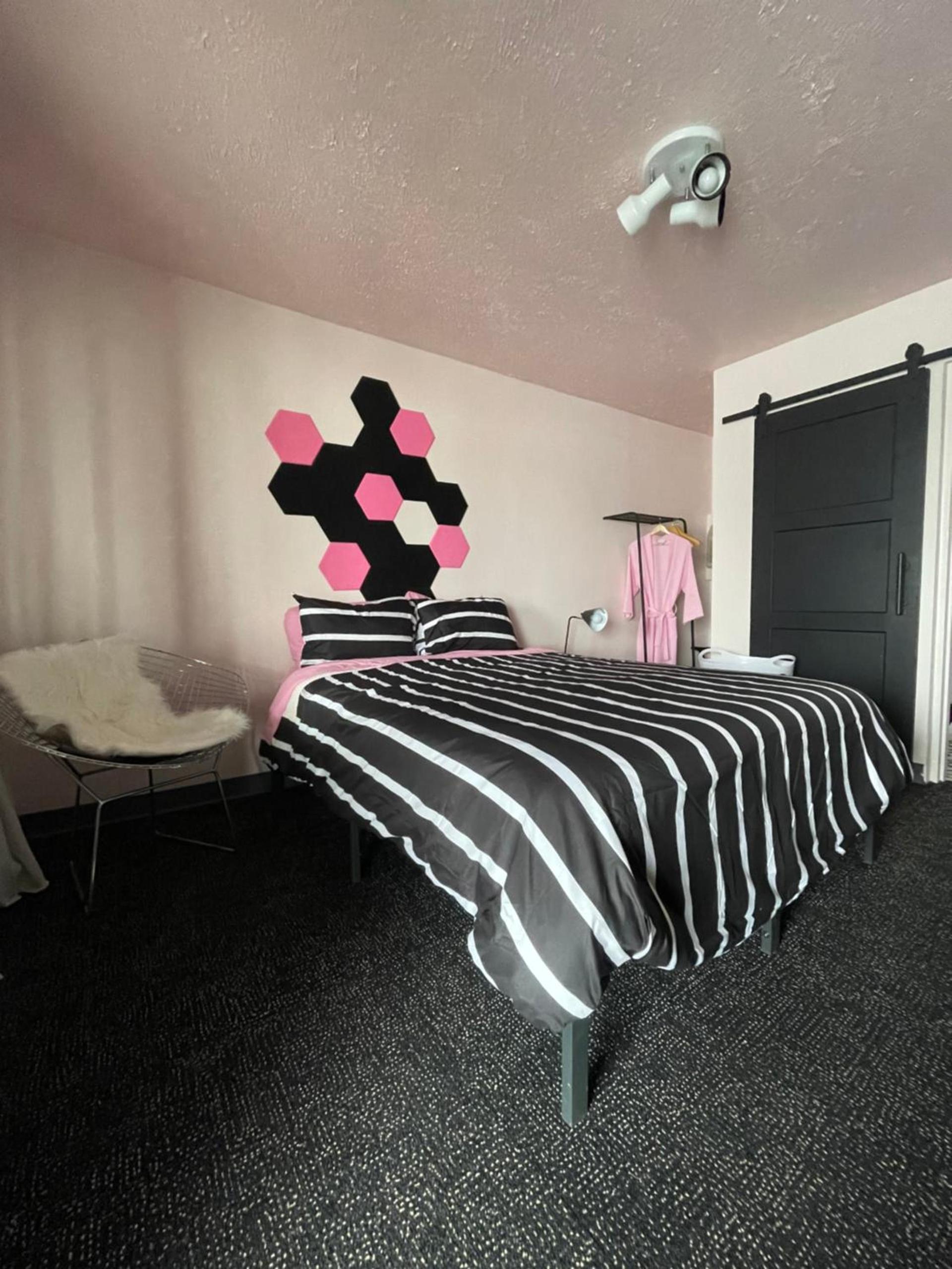 Rainbow Motel photo 63