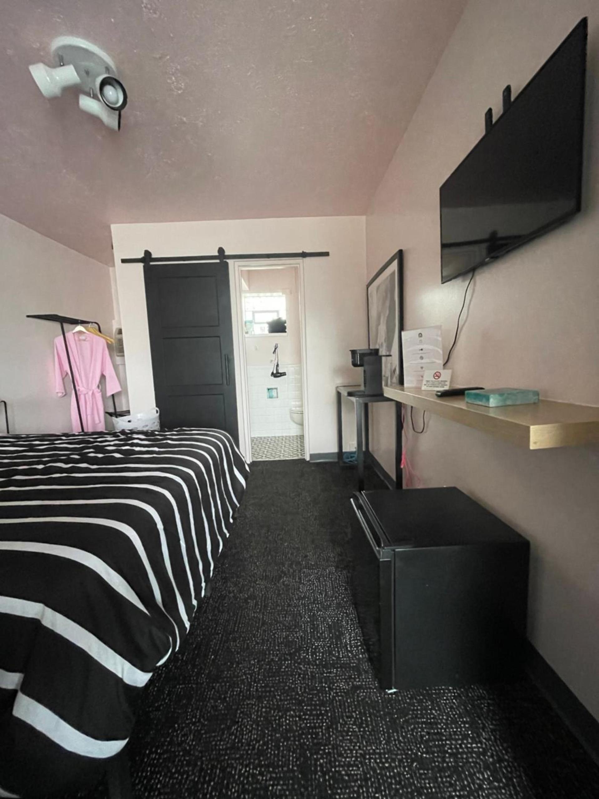 Rainbow Motel photo 60