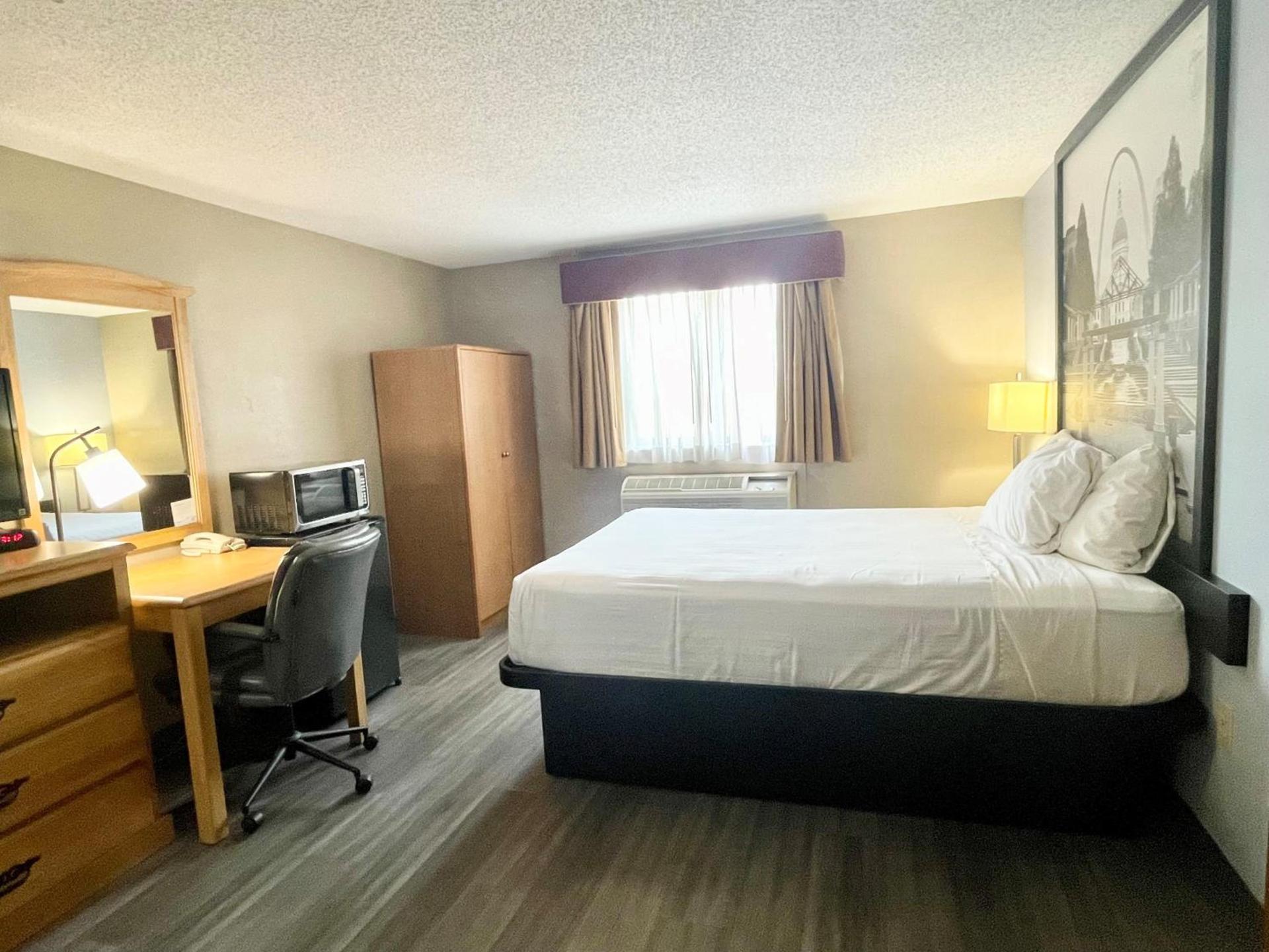Super 8 by Wyndham St. Clair MO photo 24