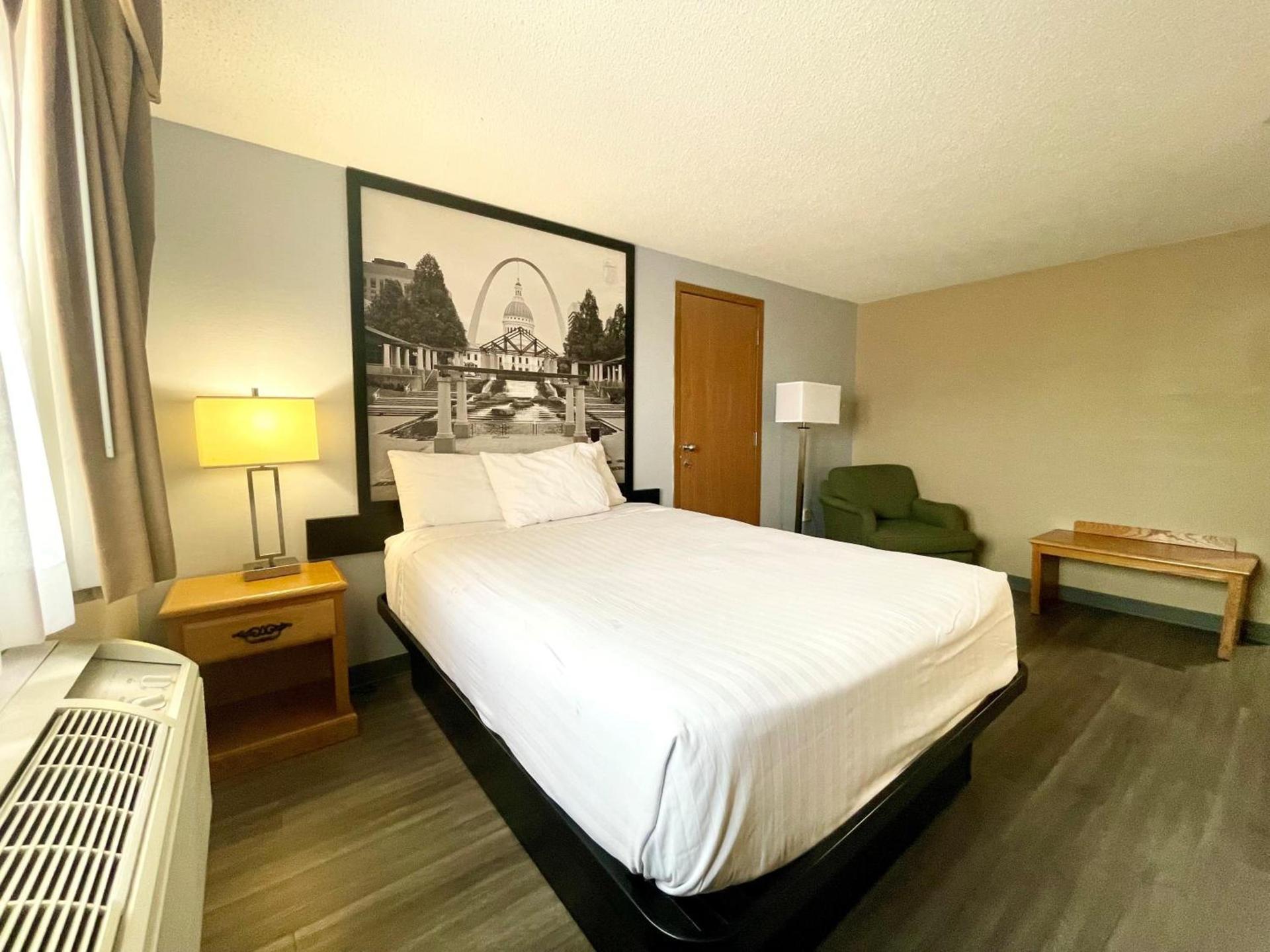 Super 8 by Wyndham St. Clair MO photo 23