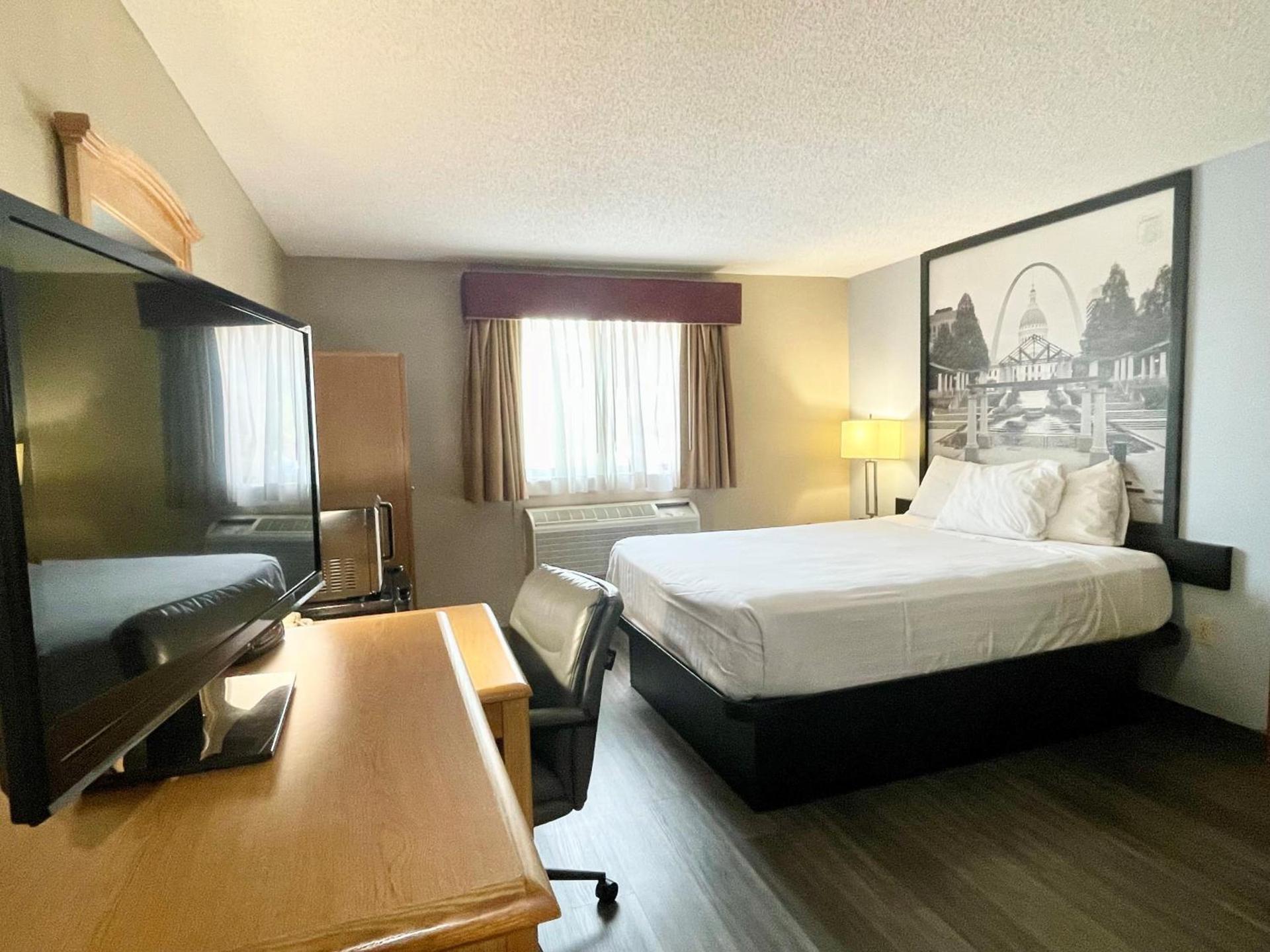Super 8 by Wyndham St. Clair MO photo 22