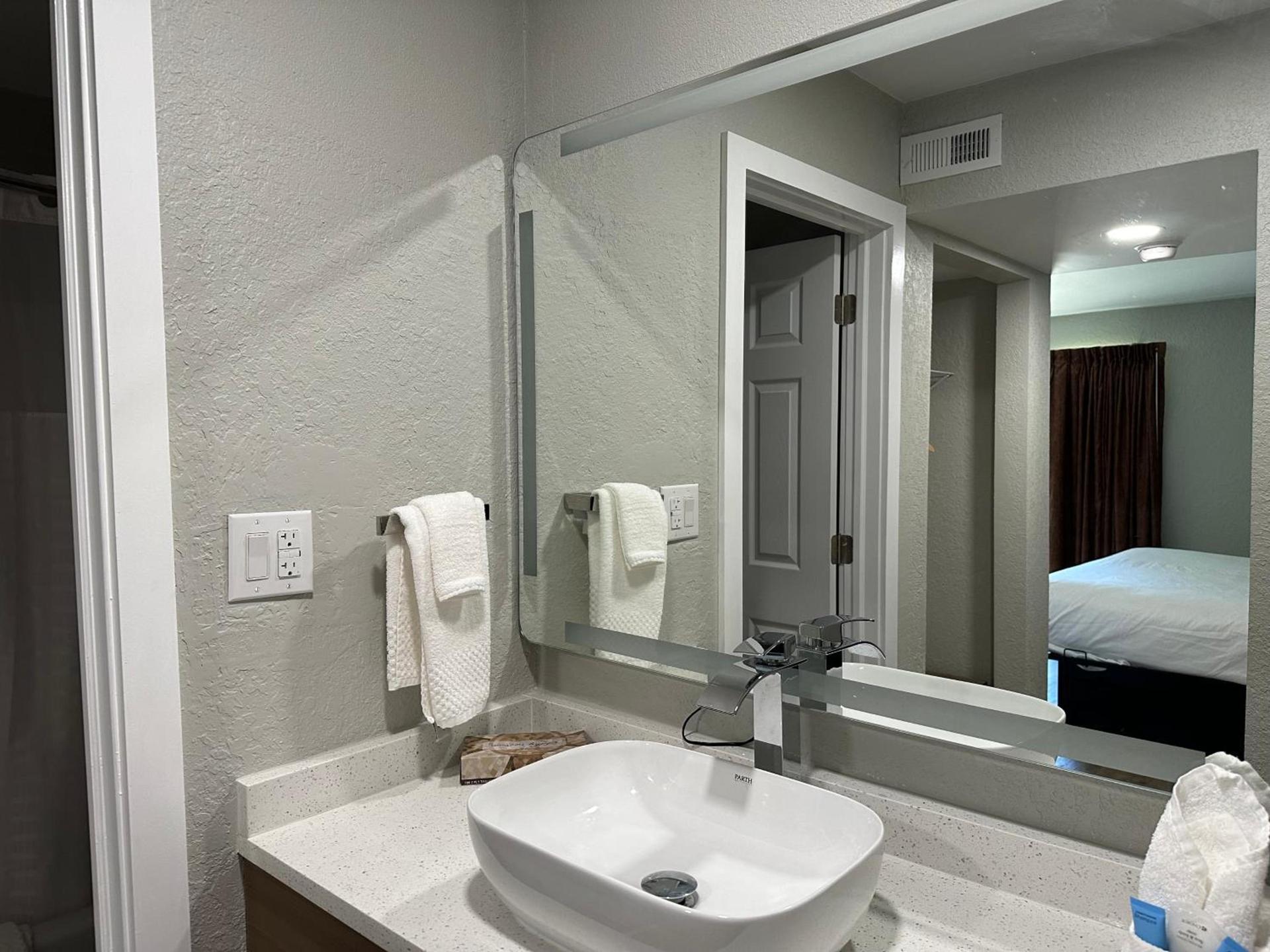 MainStay Suites Springfield South - Battlefield Rd photo 35