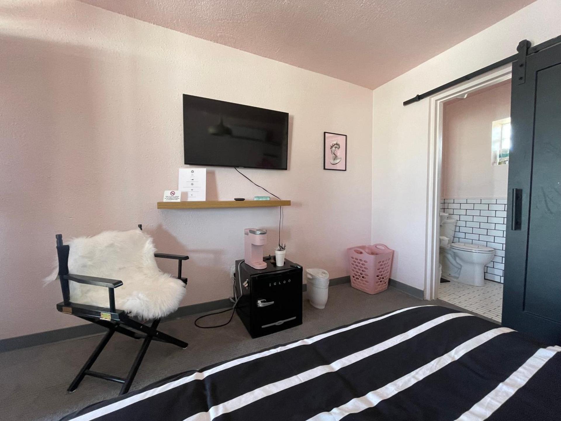Rainbow Motel photo 34