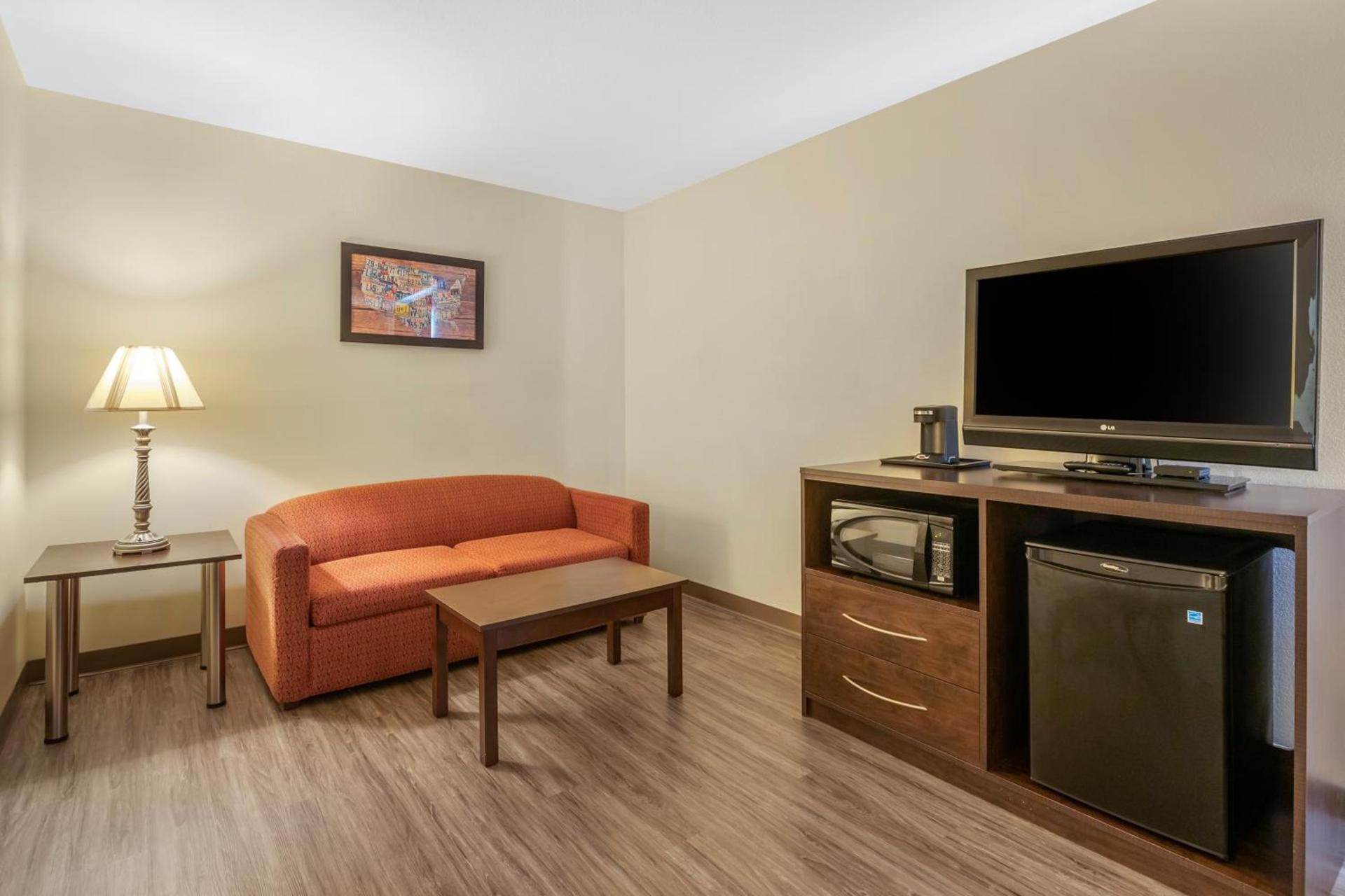Econo Lodge Inn & Suites Des Moines Fairgrounds Area photo 34