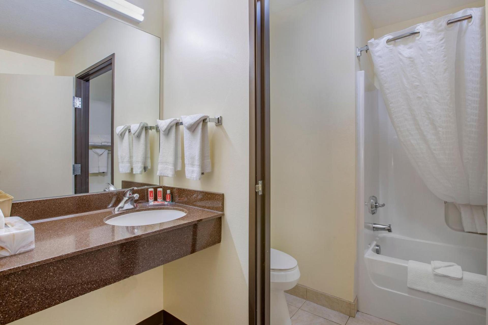 Econo Lodge Inn & Suites Des Moines Fairgrounds Area photo 38