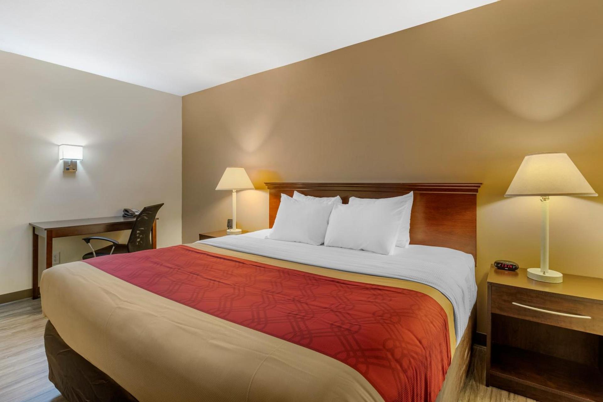 Econo Lodge Inn & Suites Des Moines Fairgrounds Area photo 40