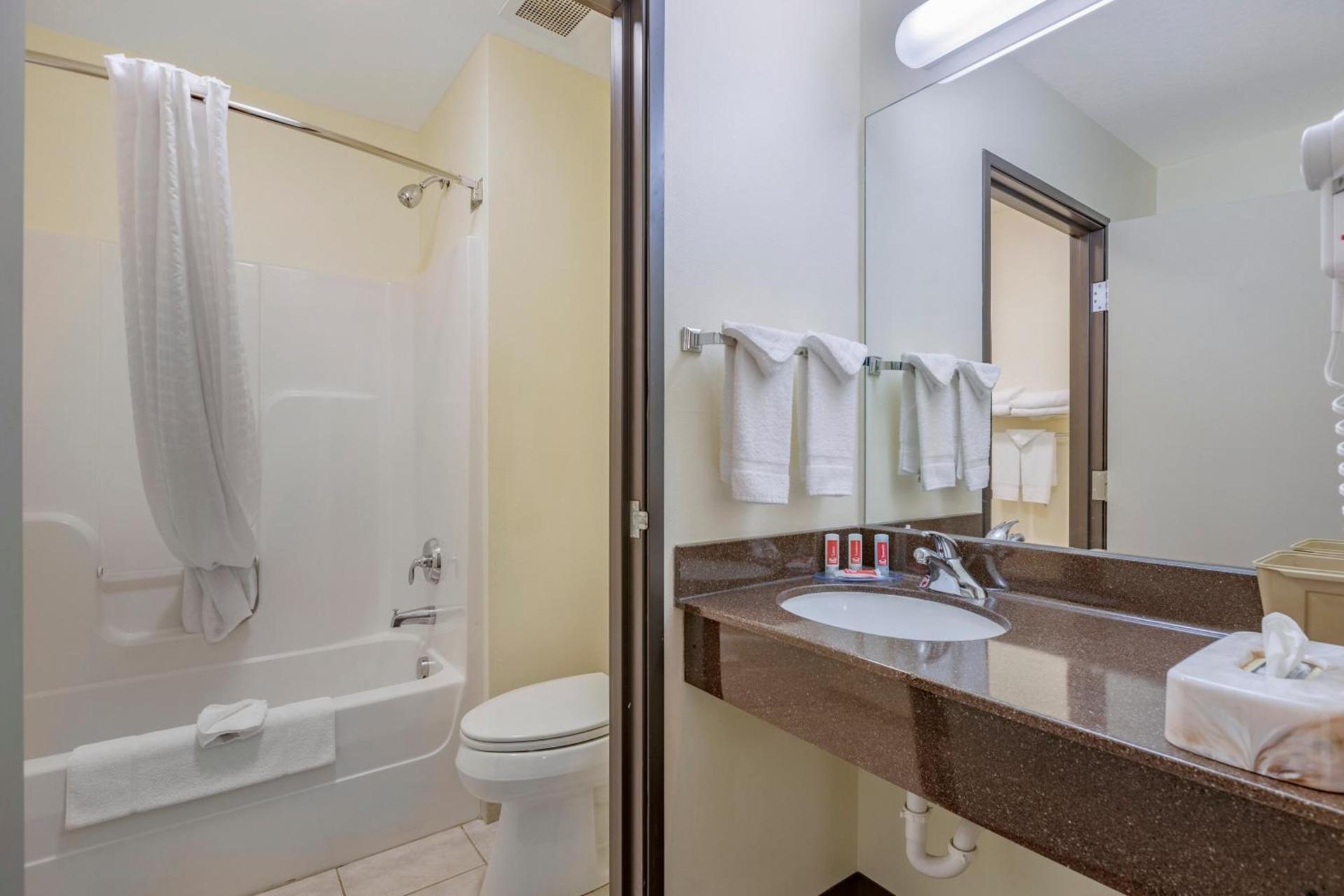 Econo Lodge Inn & Suites Des Moines Fairgrounds Area photo 42