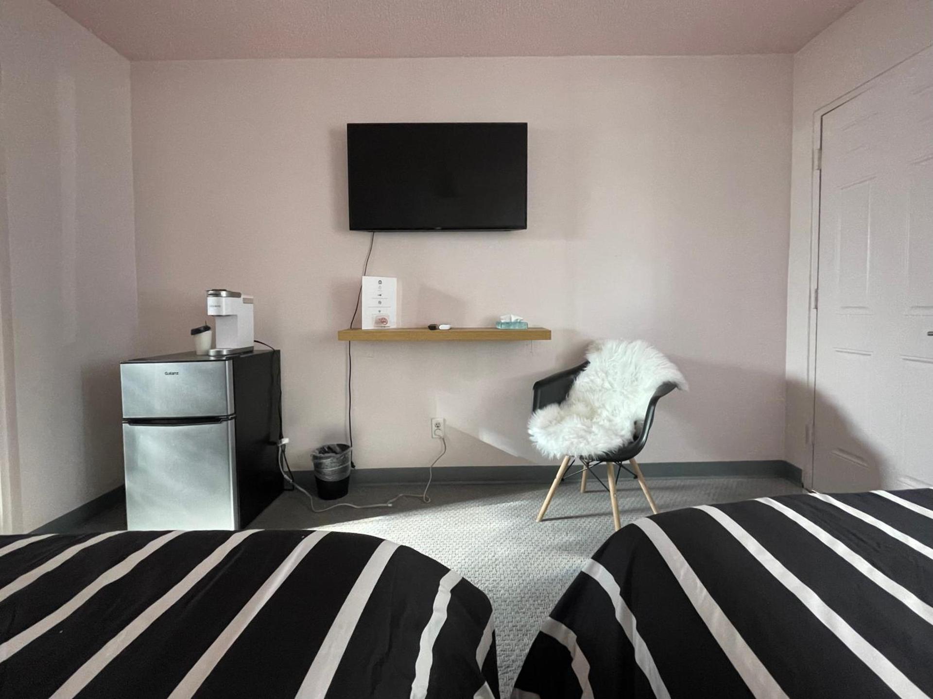 Rainbow Motel photo 18