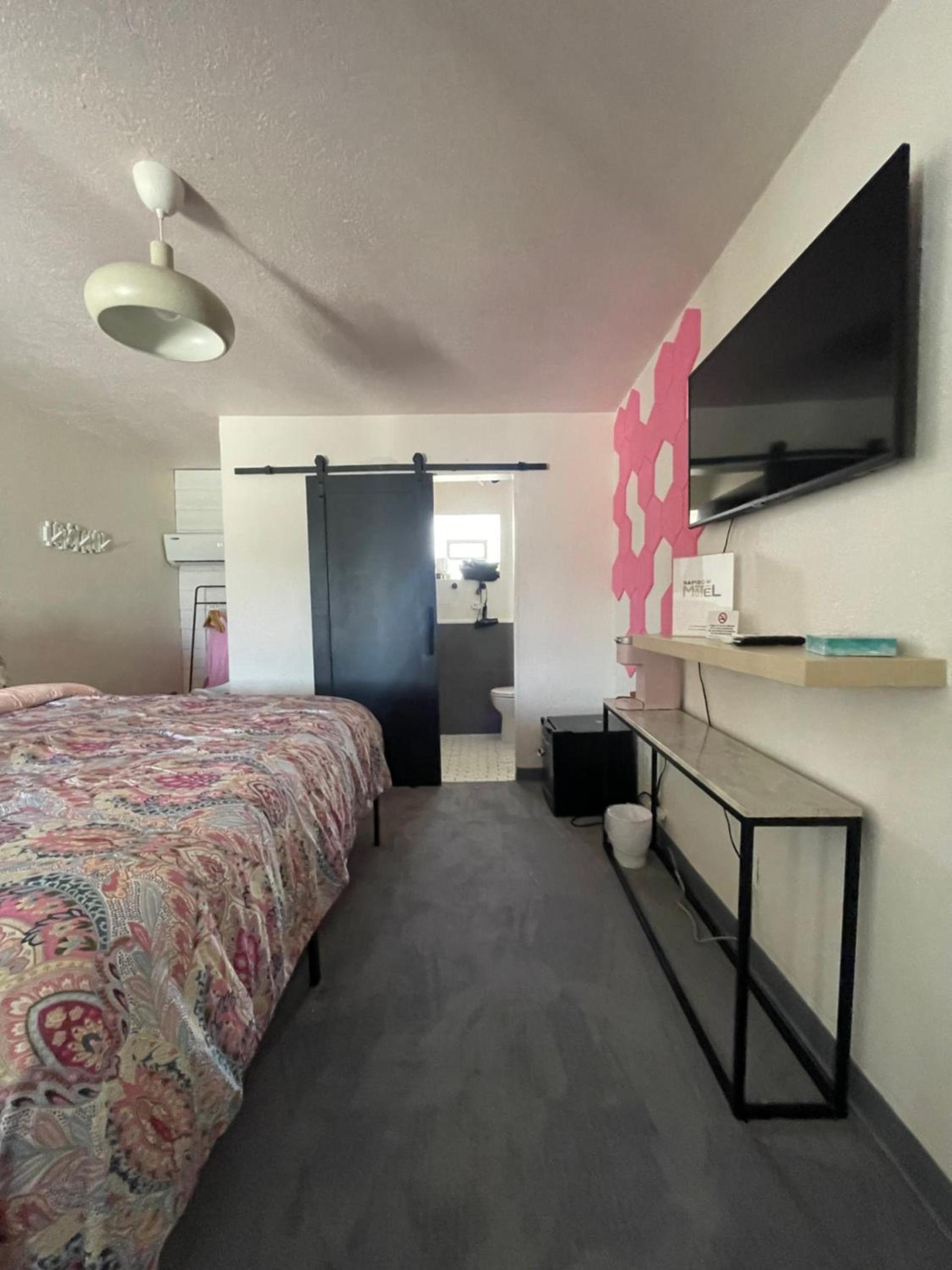 Rainbow Motel photo 10