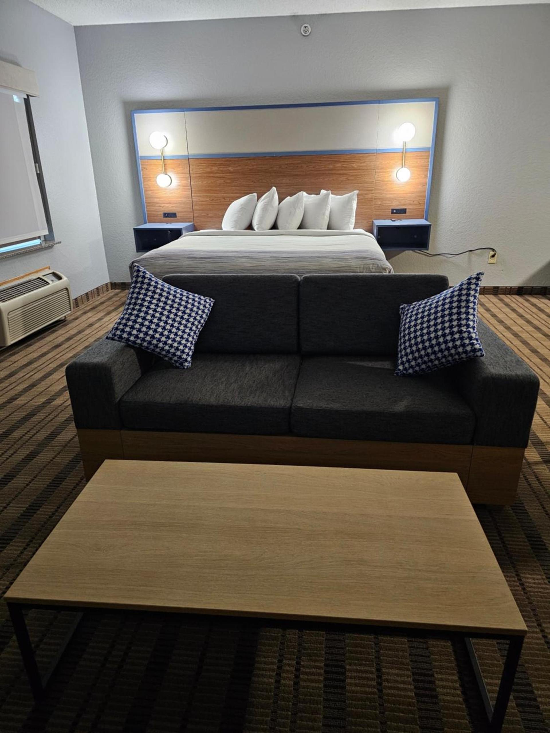 AmericInn by Wyndham Grinnell photo 42