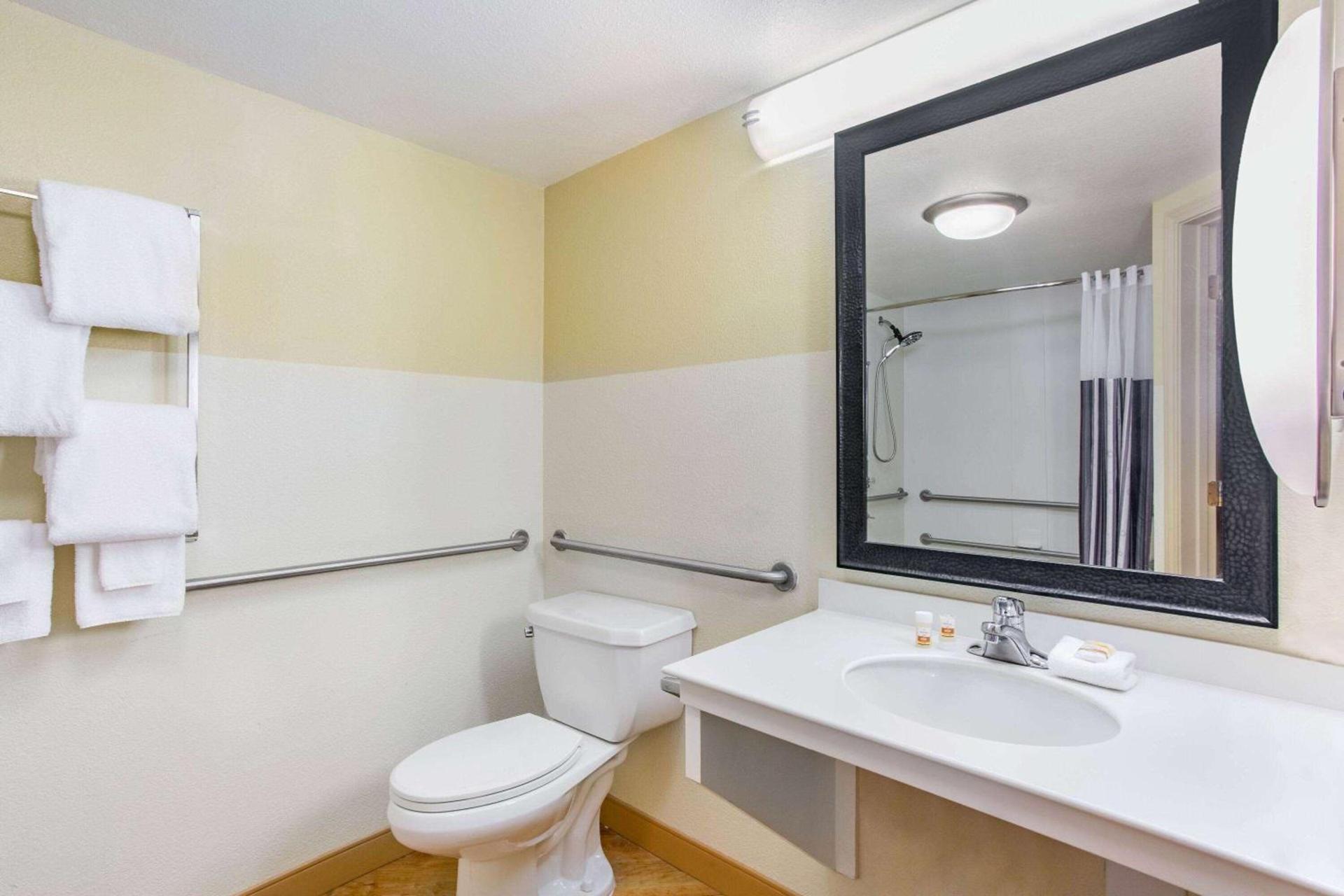 La Quinta by Wyndham Raleigh/Durham Southpoint photo 17