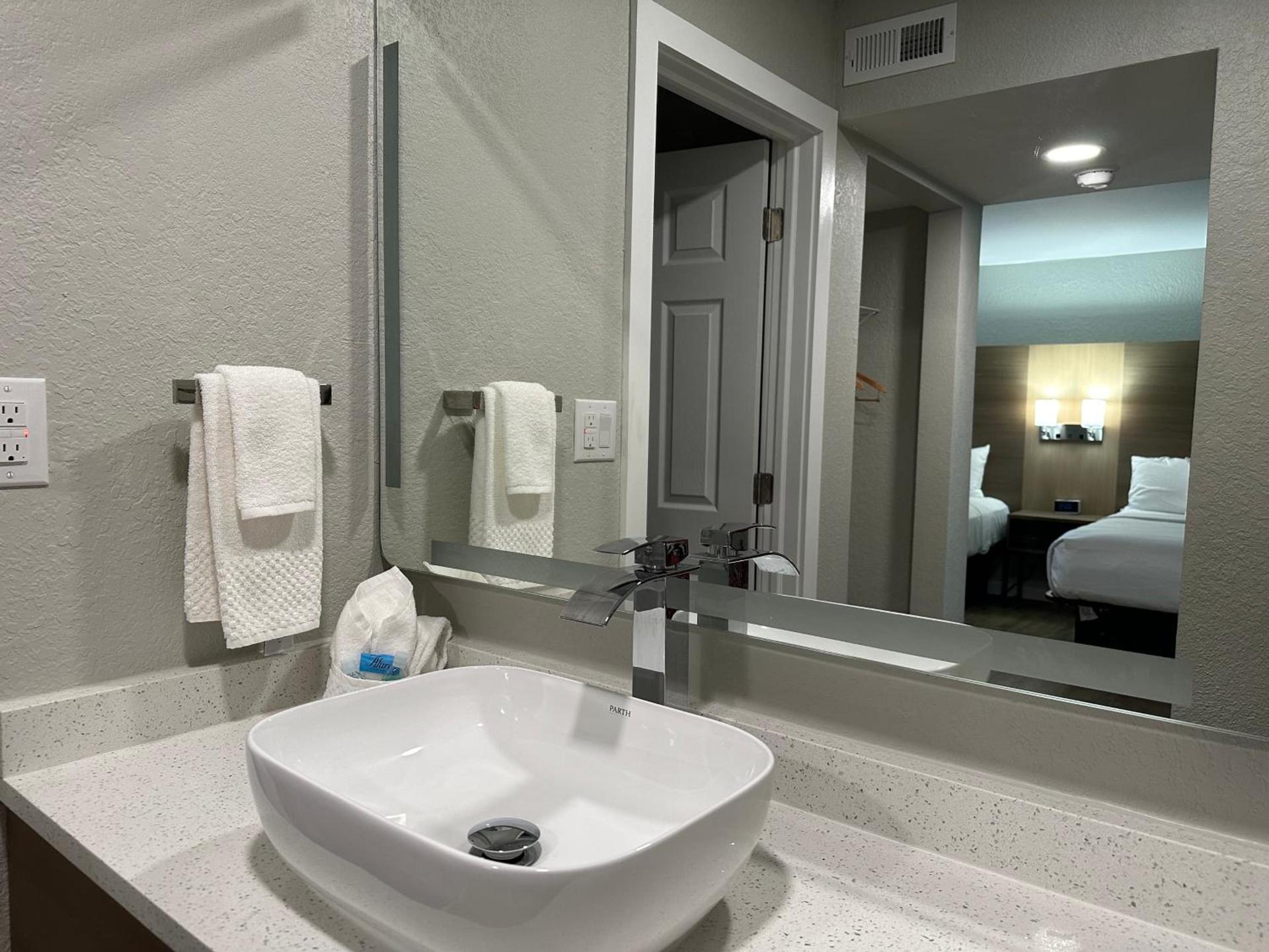 MainStay Suites Springfield South - Battlefield Rd photo 21