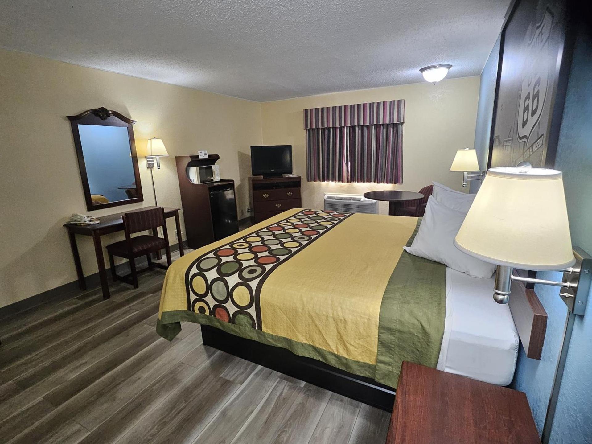 Super 8 by Wyndham Clinton photo 3