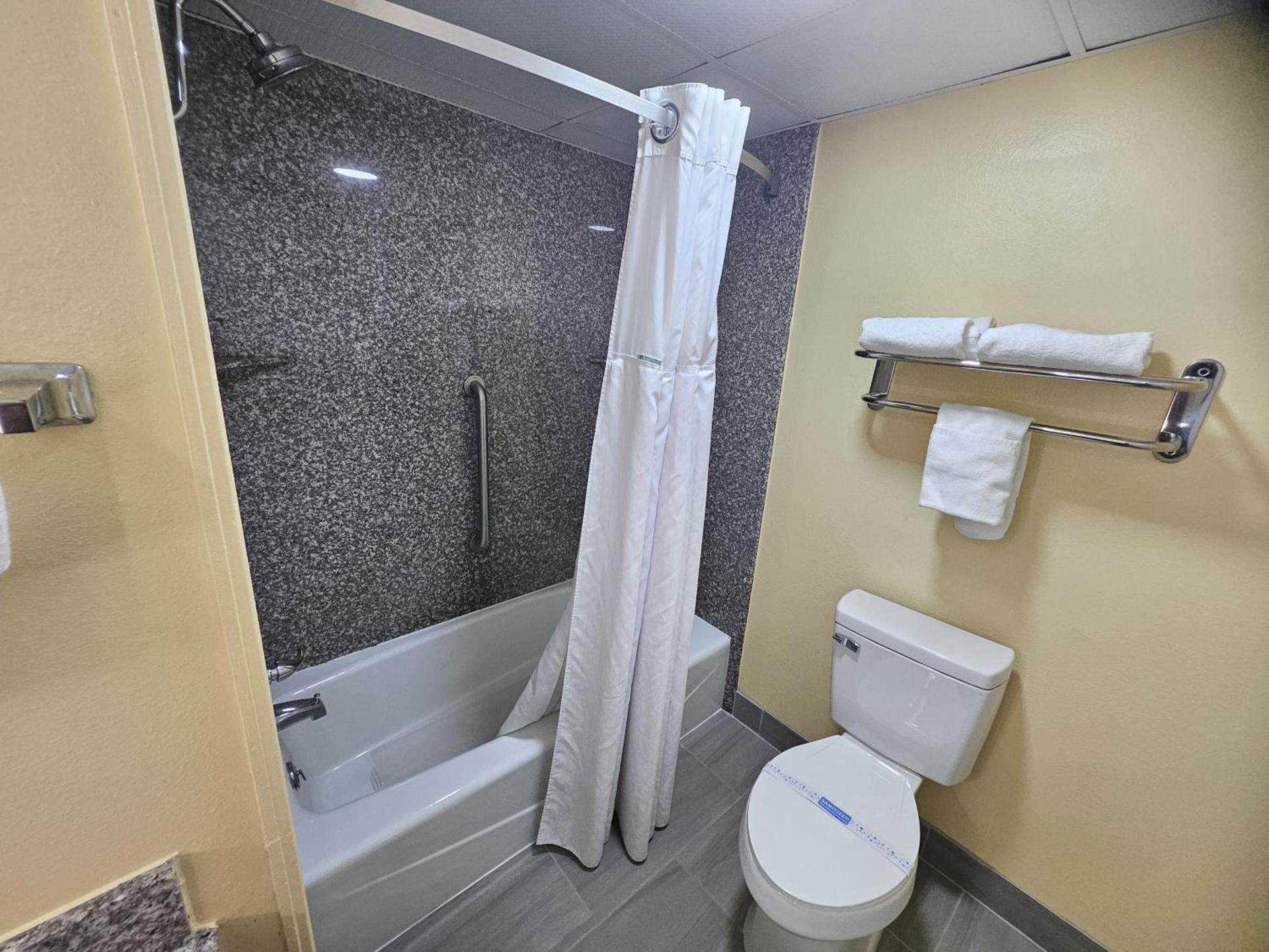 Super 8 by Wyndham Clinton photo 12